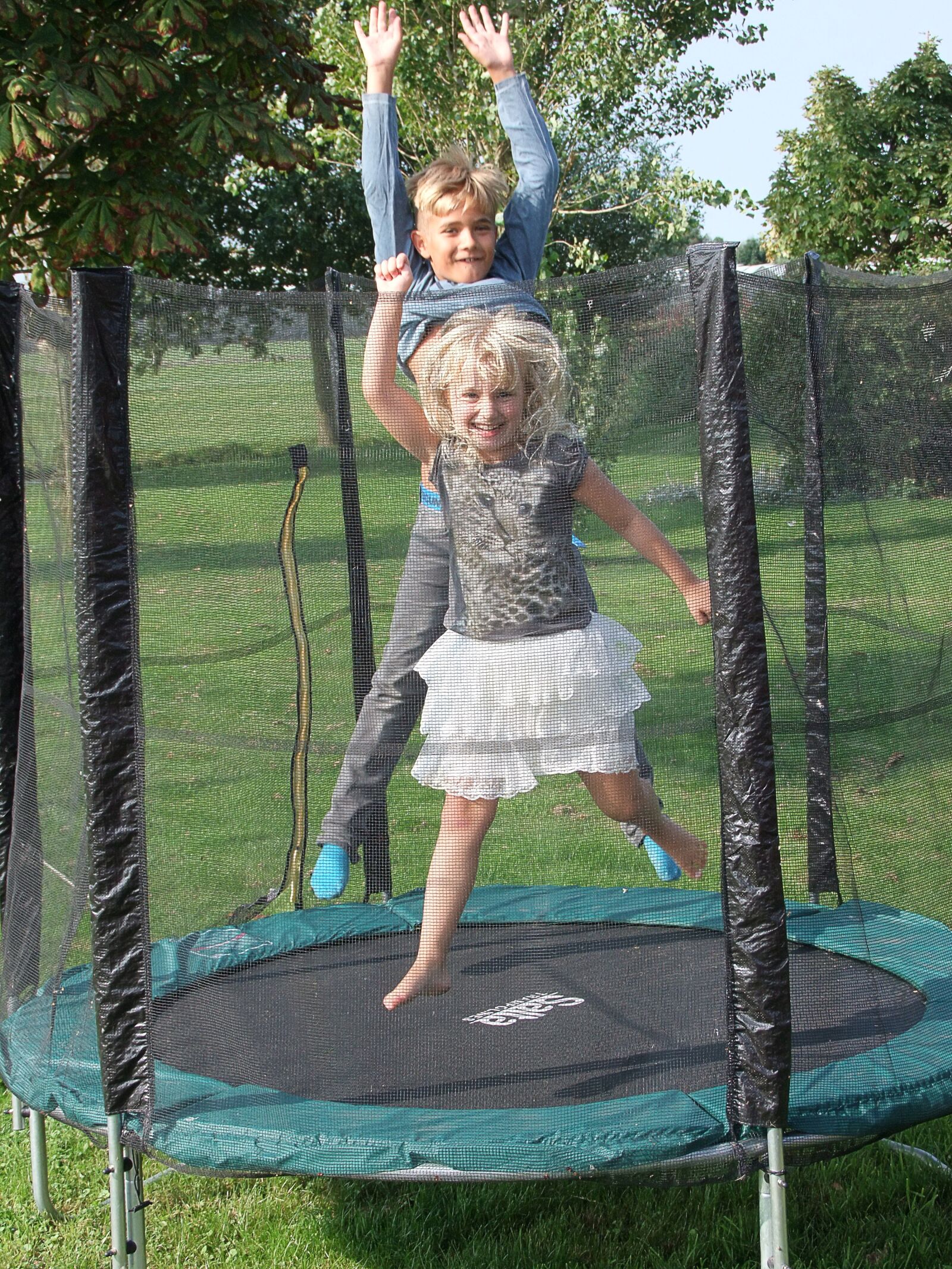 FujiFilm FinePix S200EXR (FinePix S205EXR) sample photo. Trampoline, jump, action photography