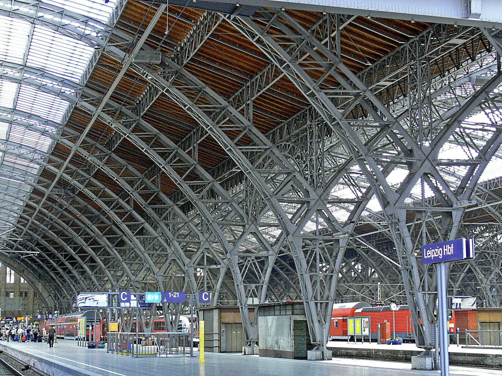 Panasonic DMC-FZ30 sample photo. Leipzig hbf, platform hall photography