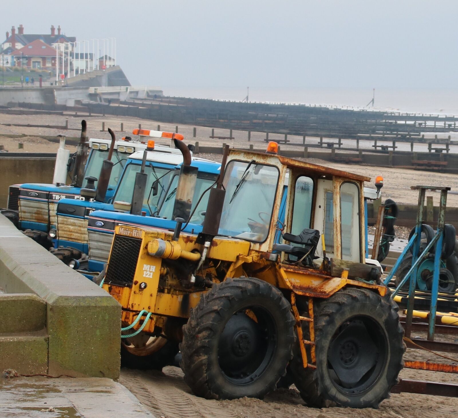 Canon EOS 760D (EOS Rebel T6s / EOS 8000D) sample photo. Tractors on beach, seaside photography