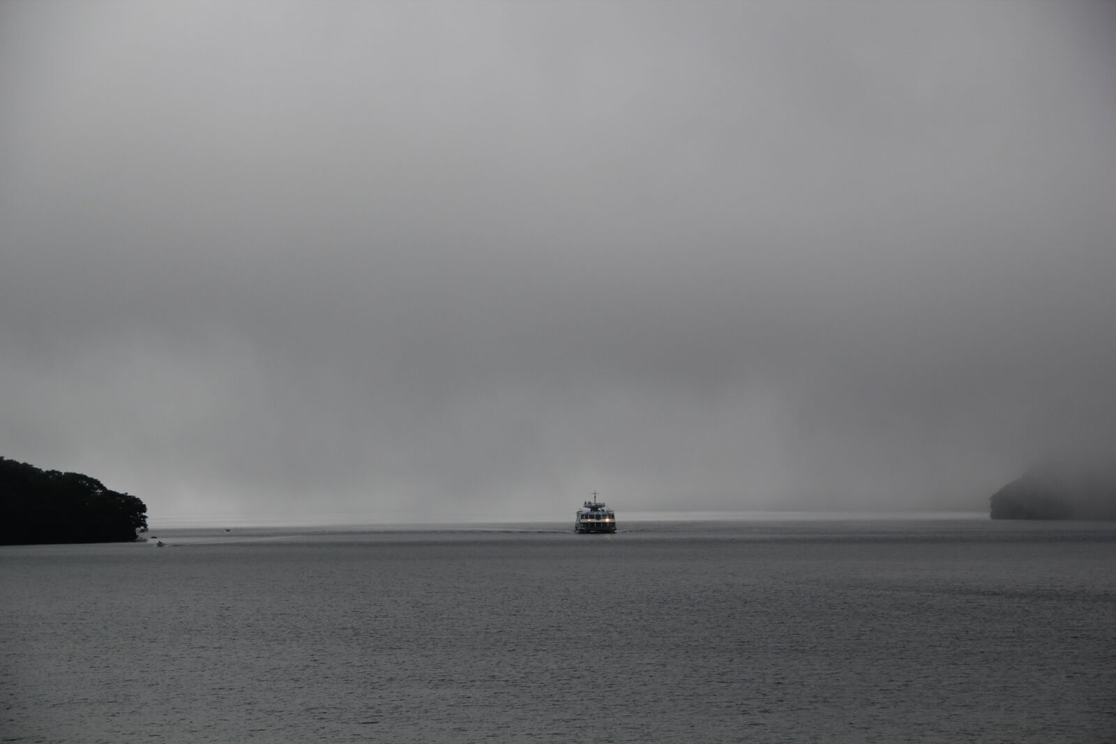 Canon EOS 550D (EOS Rebel T2i / EOS Kiss X4) sample photo. Fog, mist, scary photography