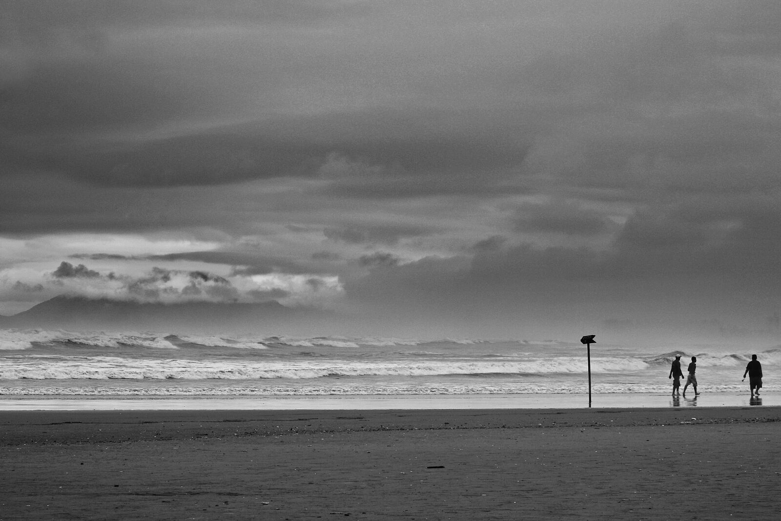 Canon EOS 1000D (EOS Digital Rebel XS / EOS Kiss F) sample photo. Beach, walk, sea photography