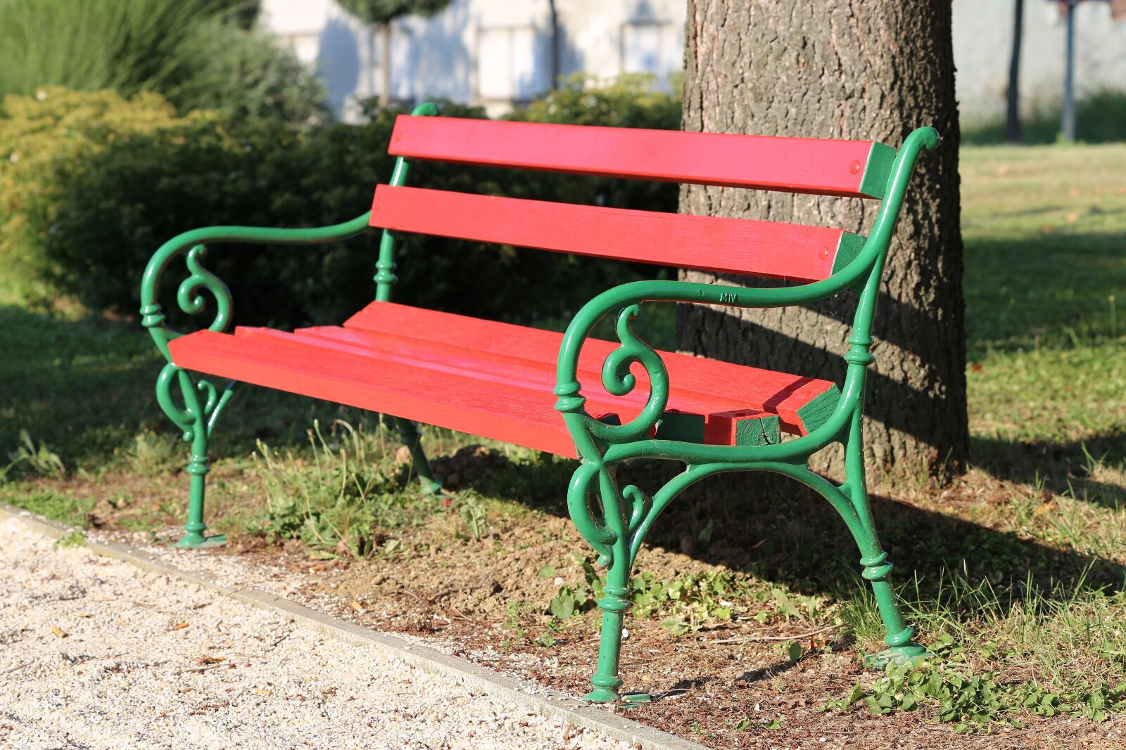 Canon EF 70-300 F4-5.6 IS II USM sample photo. Red bench, park, green photography