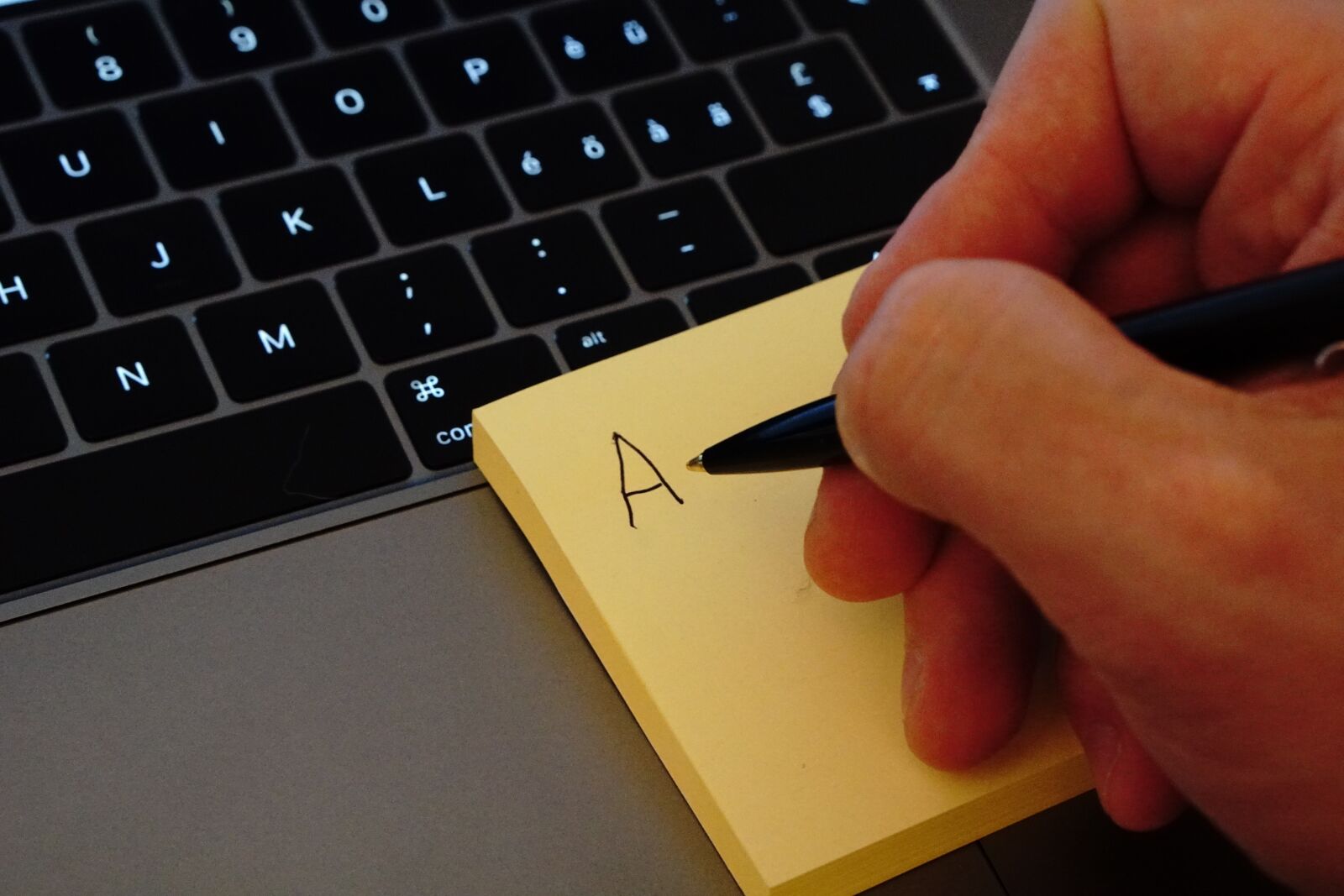 Sony a6300 + E 50mm F1.8 OSS sample photo. Postit, hand, write photography