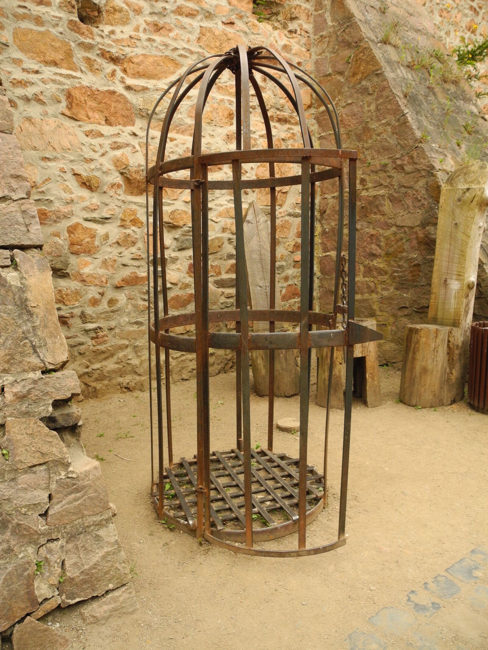Nikon Coolpix P7000 sample photo. Cage, middle ages, castle photography