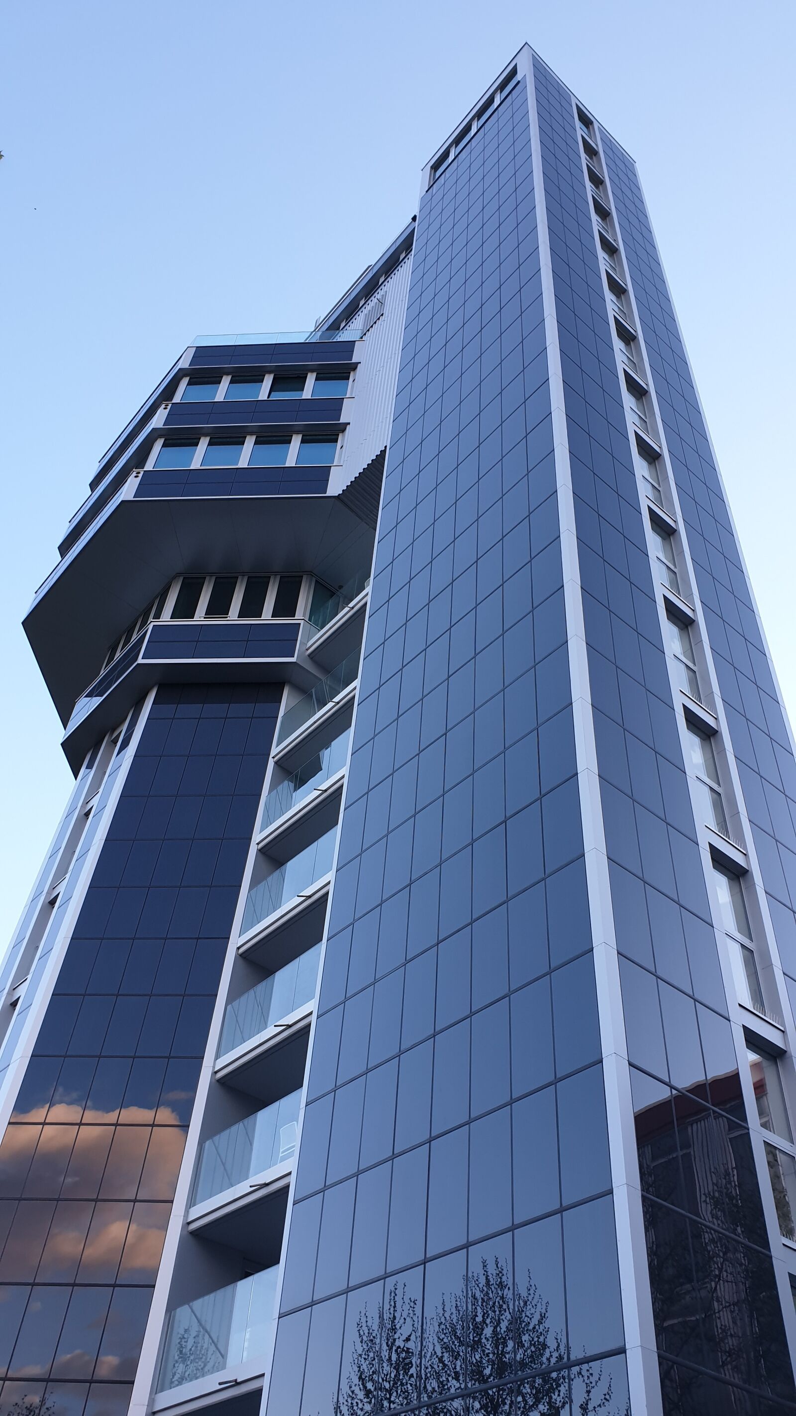 Samsung Galaxy S9 sample photo. Aqua tower hotel, lake photography