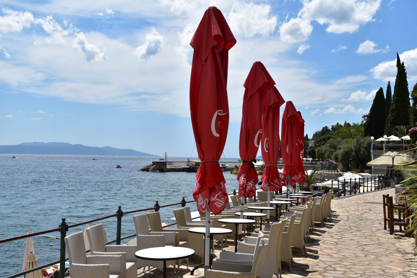 Nikon D5600 sample photo. Parasol, sea, vacations photography