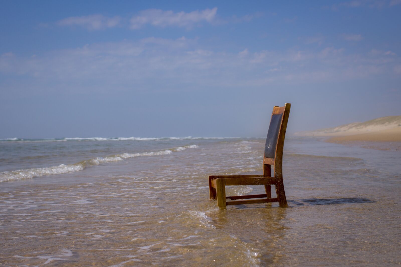 Canon EOS 100D (EOS Rebel SL1 / EOS Kiss X7) + Canon EF 40mm F2.8 STM sample photo. Chair, abandoned, beach photography