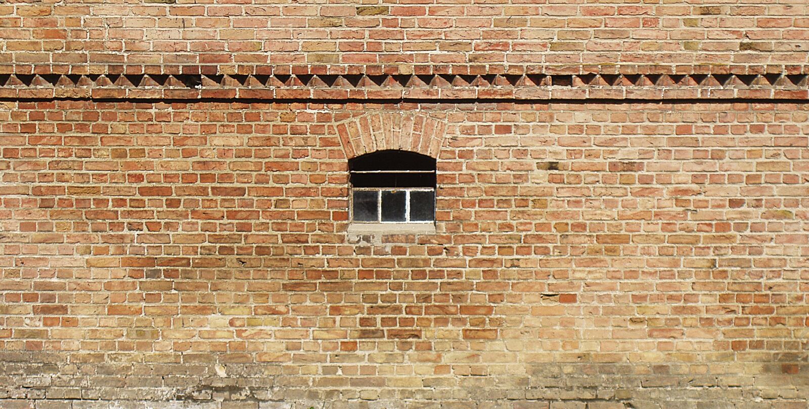 Olympus C-5000Z sample photo. Wall, brick, window photography