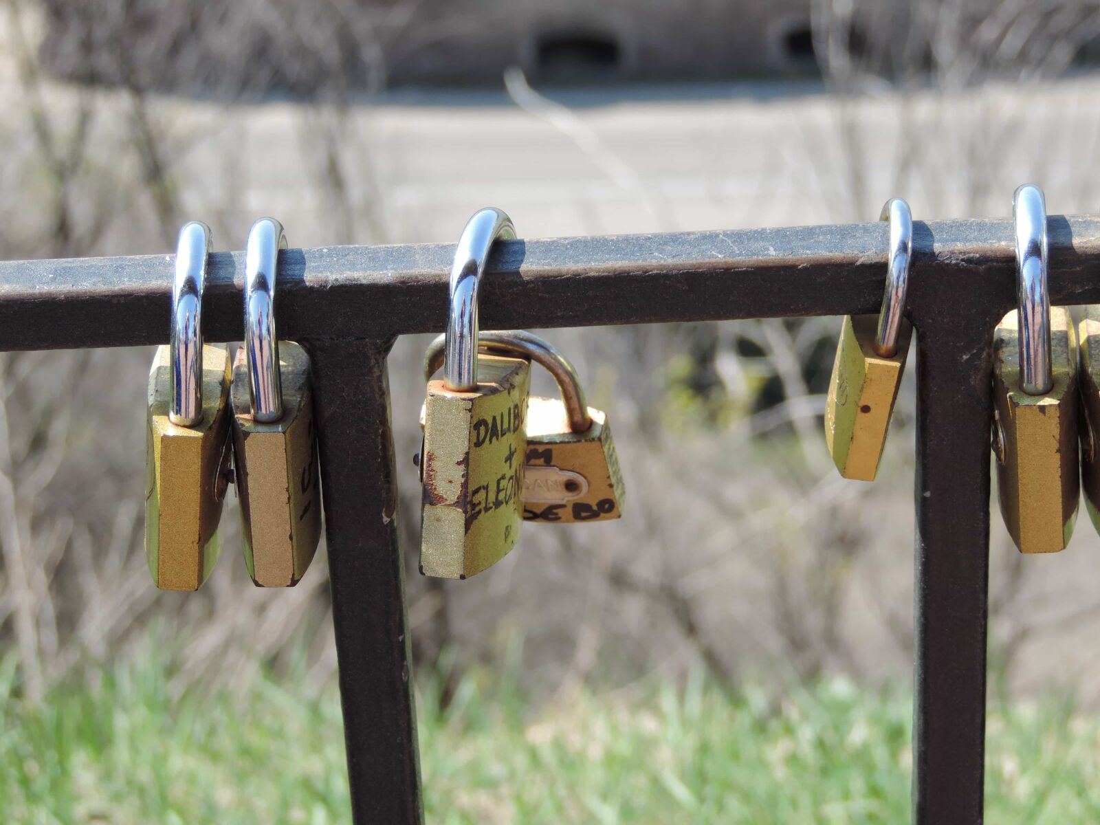 Nikon Coolpix P520 sample photo. Stainless steel, outdoors, hanging photography