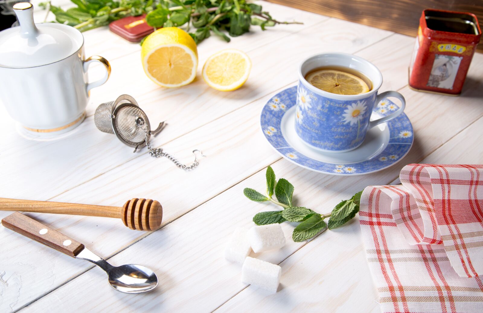 Canon EOS 6D + Canon EF 24-105mm F4L IS USM sample photo. Cup, table, drink photography