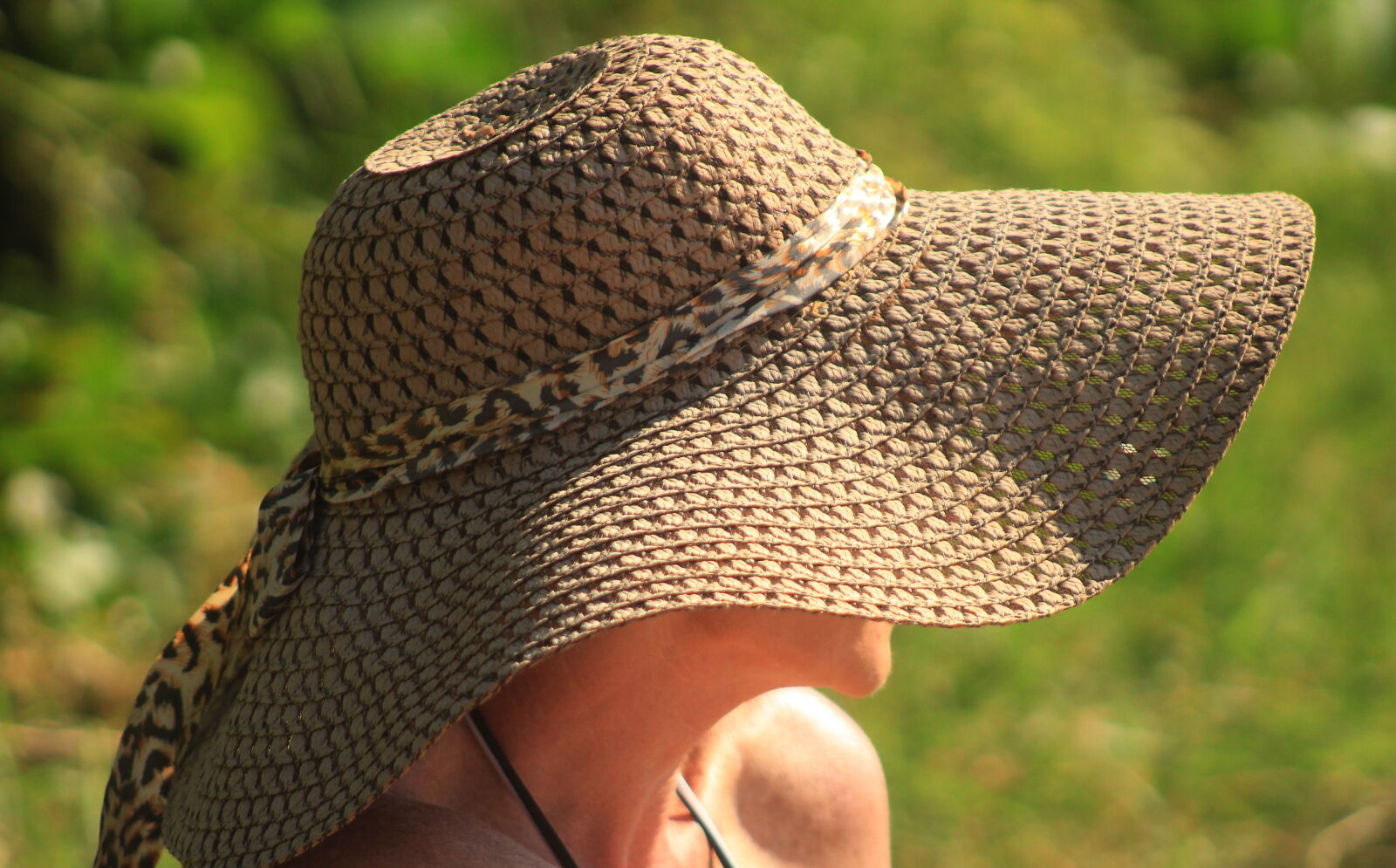 Canon EOS 1300D (EOS Rebel T6 / EOS Kiss X80) + Canon EF 75-300mm f/4-5.6 sample photo. Beach, hat, hat, lady photography