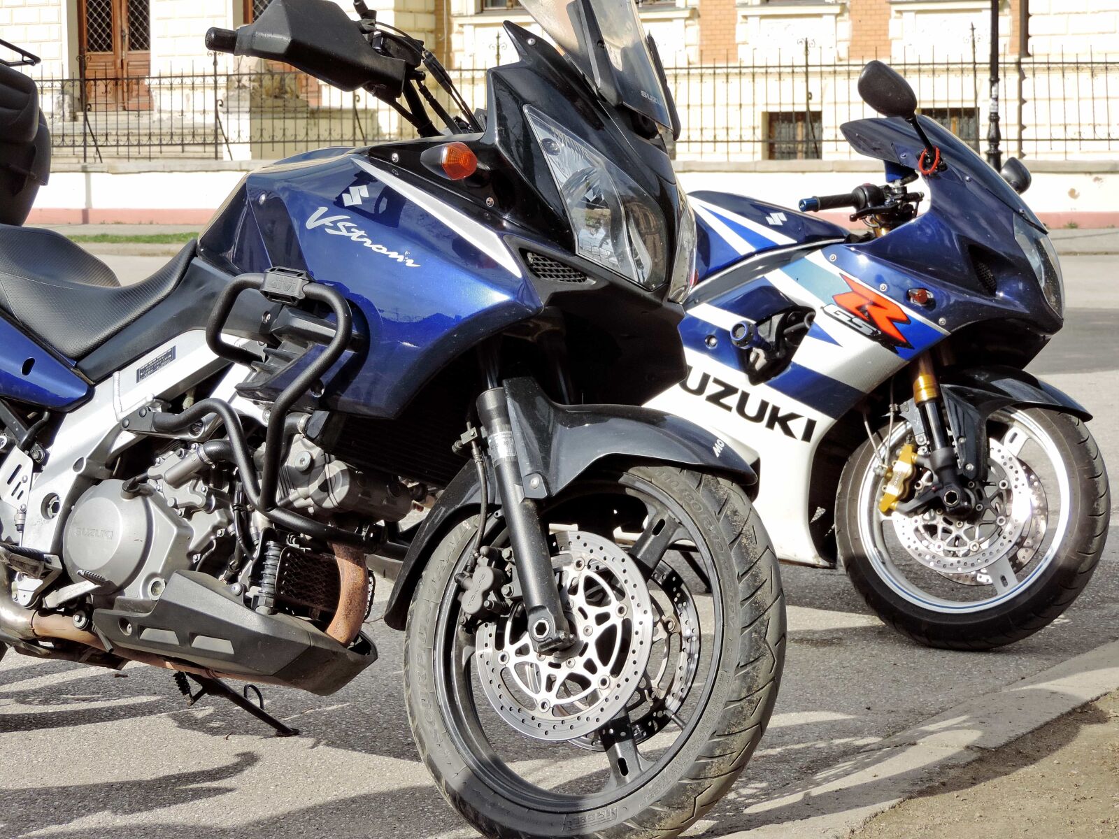Nikon Coolpix P520 sample photo. Expensive, modern, motorcycle, parking photography