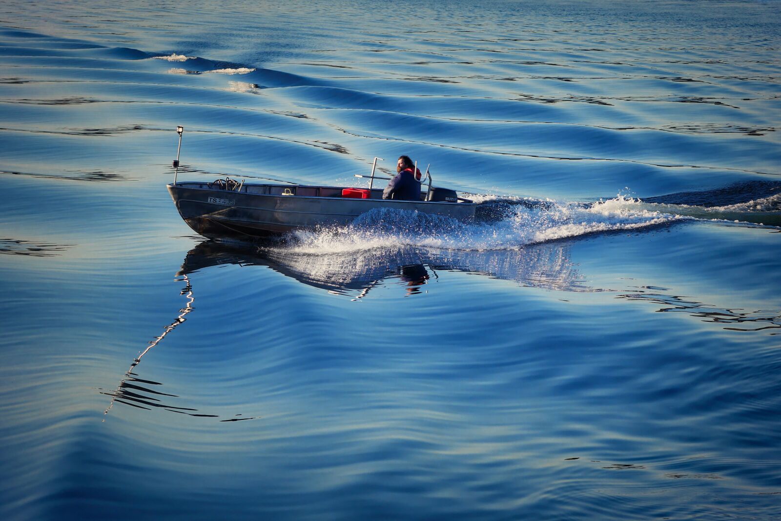 Panasonic Lumix DMC-GX8 sample photo. Powerboat, blue, water photography