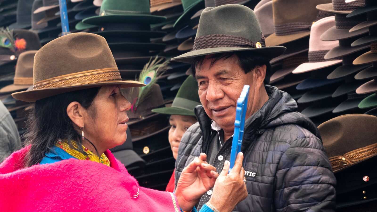 Panasonic Lumix DC-G9 + LEICA DG 100-400/F4.0-6.3 sample photo. Ecuador, market, purchasing photography