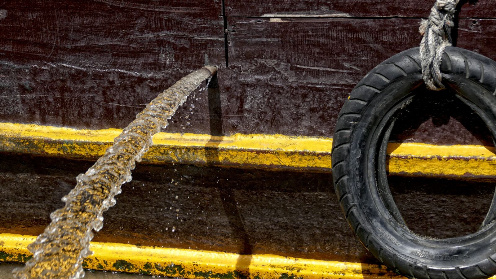 Panasonic Lumix DMC-FZ1000 sample photo. Deck, tire, belching photography