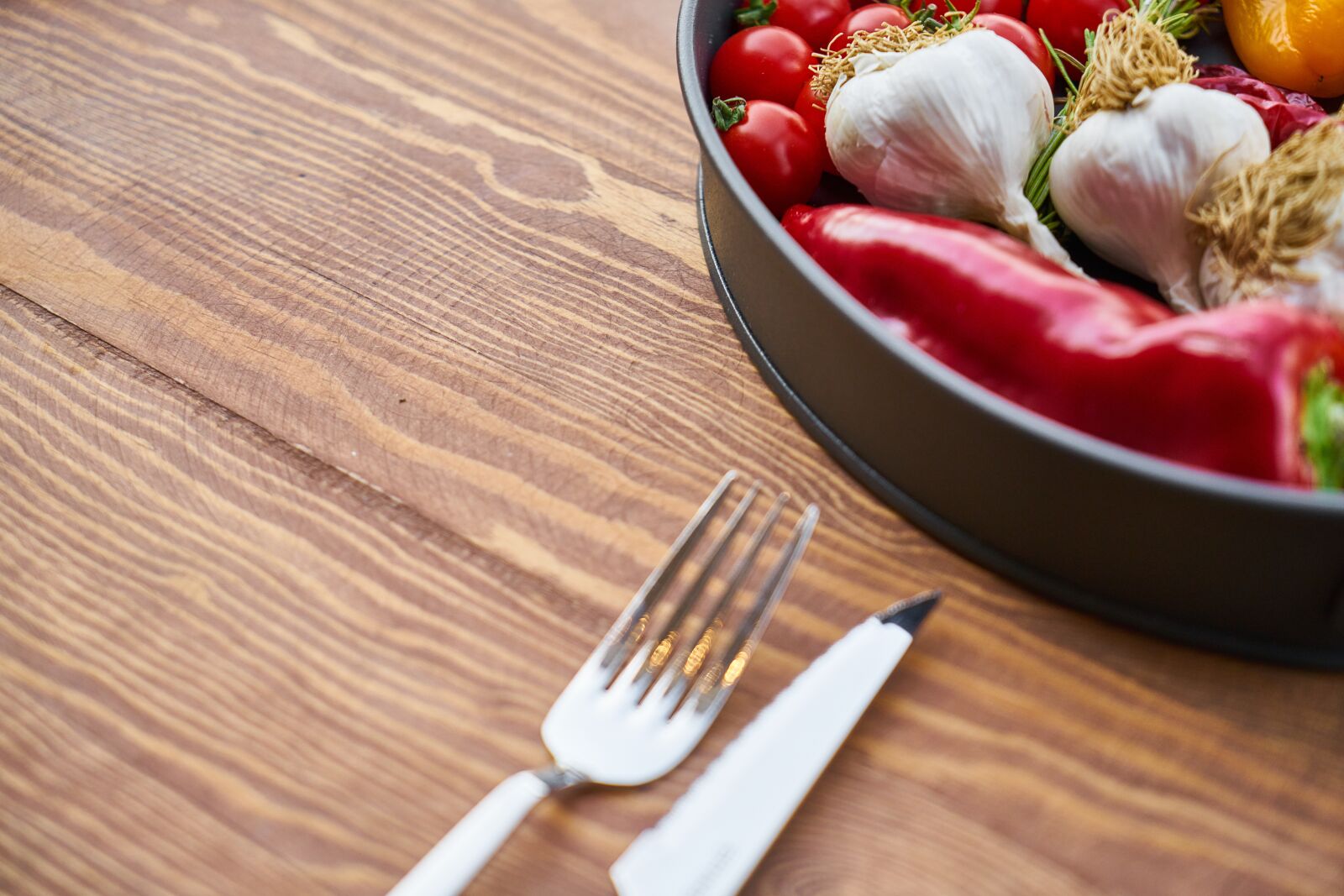 Sony a7R II sample photo. Tomato, garlic, pepper photography