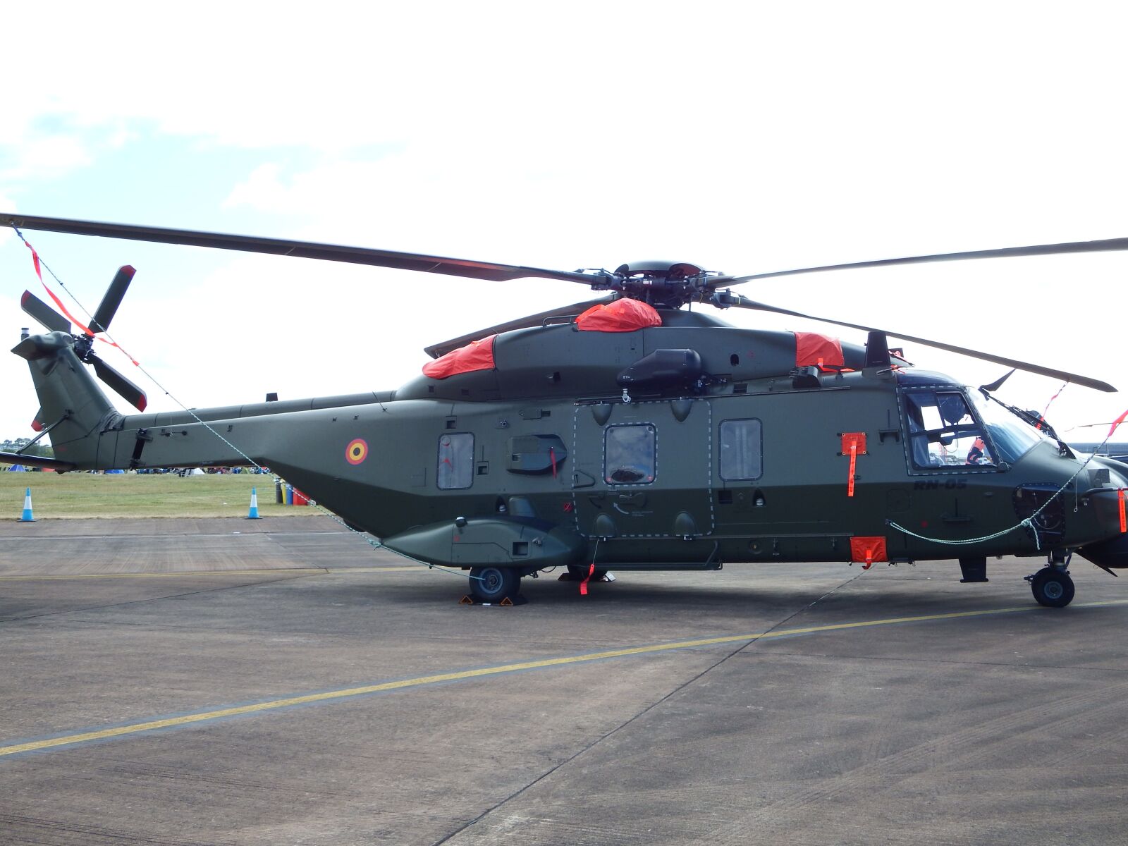 Fujifilm FinePix SL1000 sample photo. Helicopter, military, transport photography