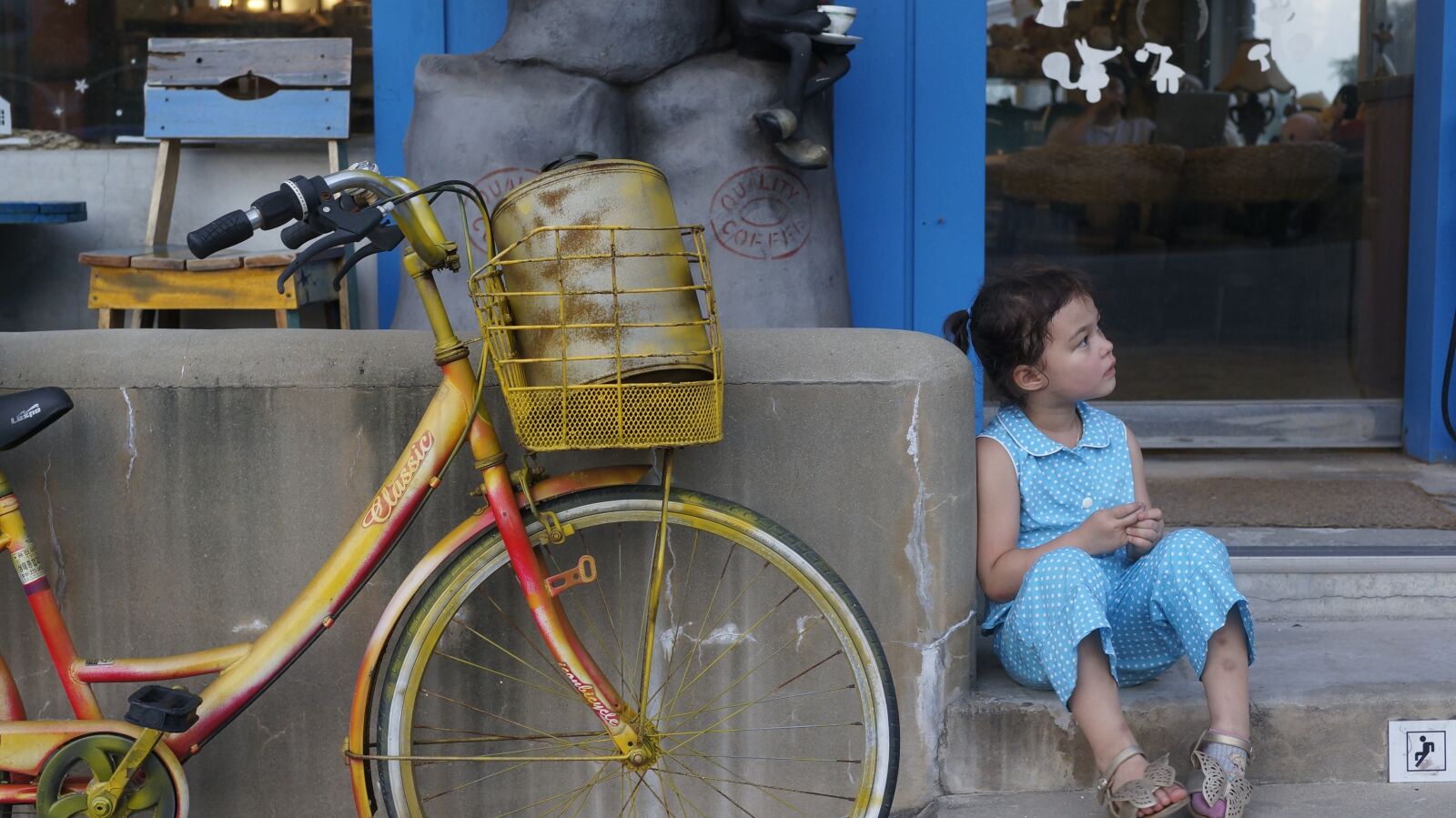 Sony Alpha NEX-5N sample photo. Bicycle, girl, waiting photography