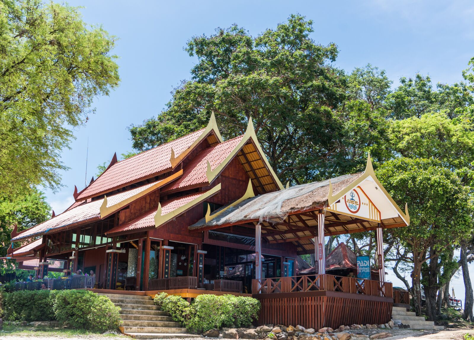 Sony a7R II + Sony FE 24-240mm F3.5-6.3 OSS sample photo. Phi phi island tour photography