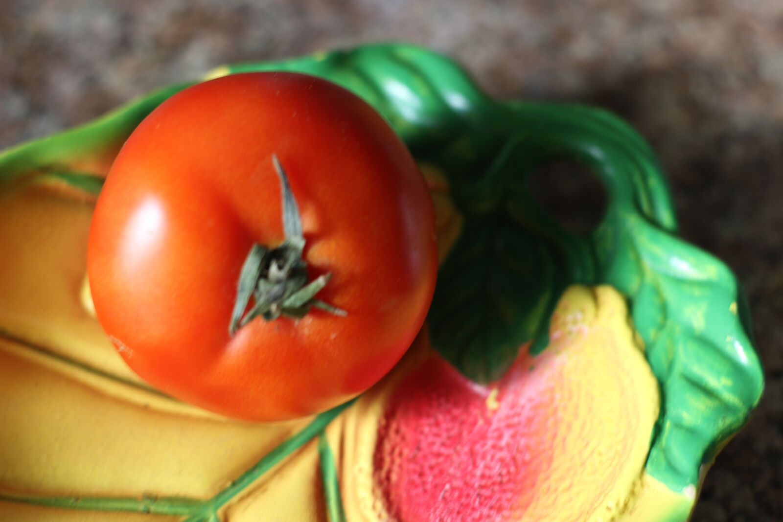Canon EOS 600D (Rebel EOS T3i / EOS Kiss X5) + Canon EF 50mm F1.8 STM sample photo. Tomato, vegetable, red photography