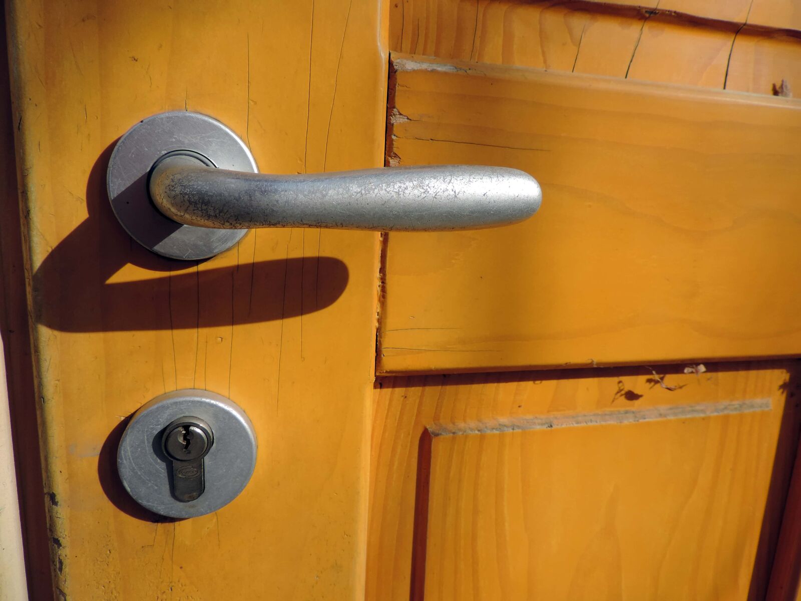 Nikon Coolpix P520 sample photo. Front door, keyhole, door photography