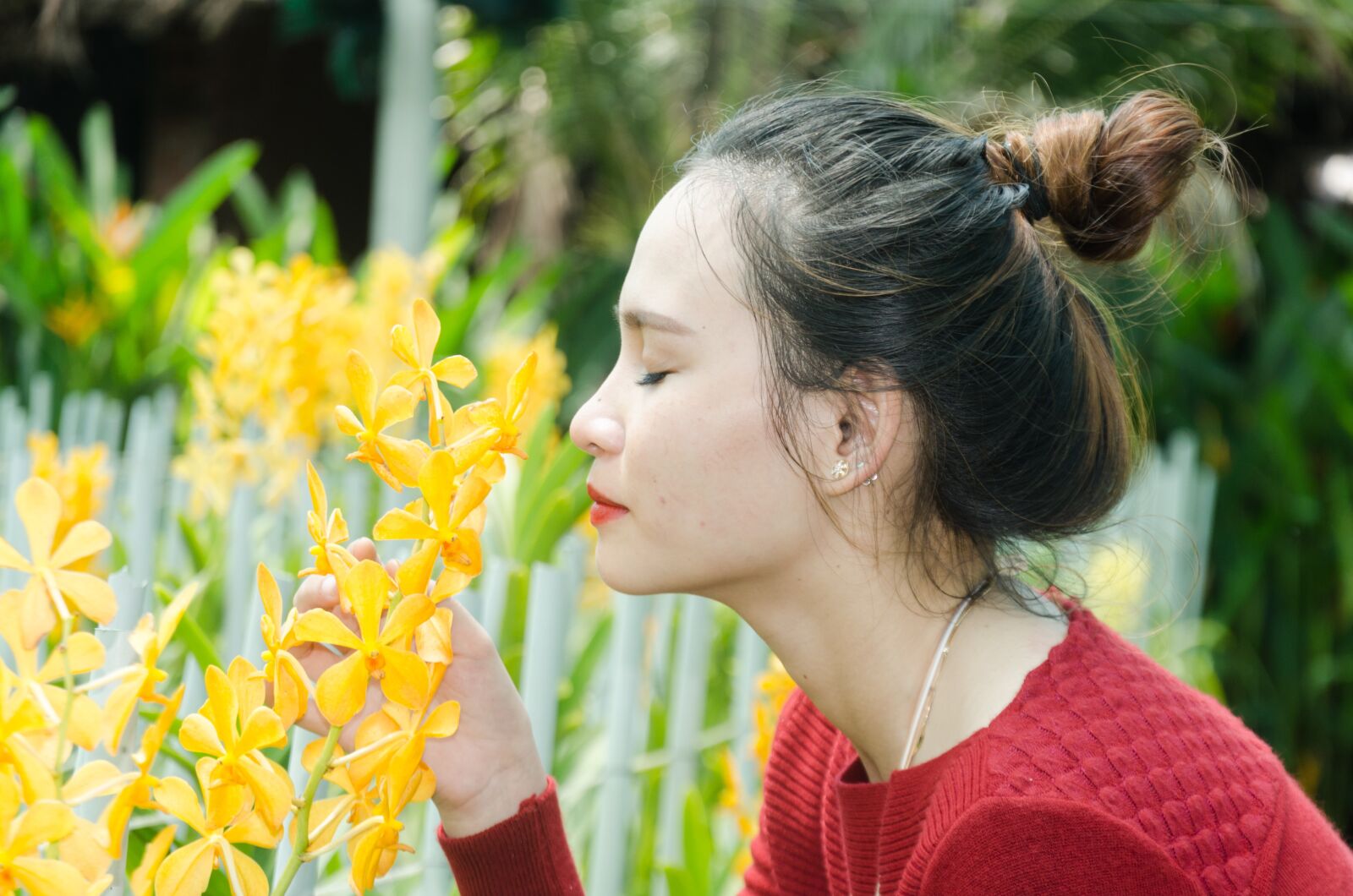 Nikon D5100 sample photo. Girl, orchids, flower care photography