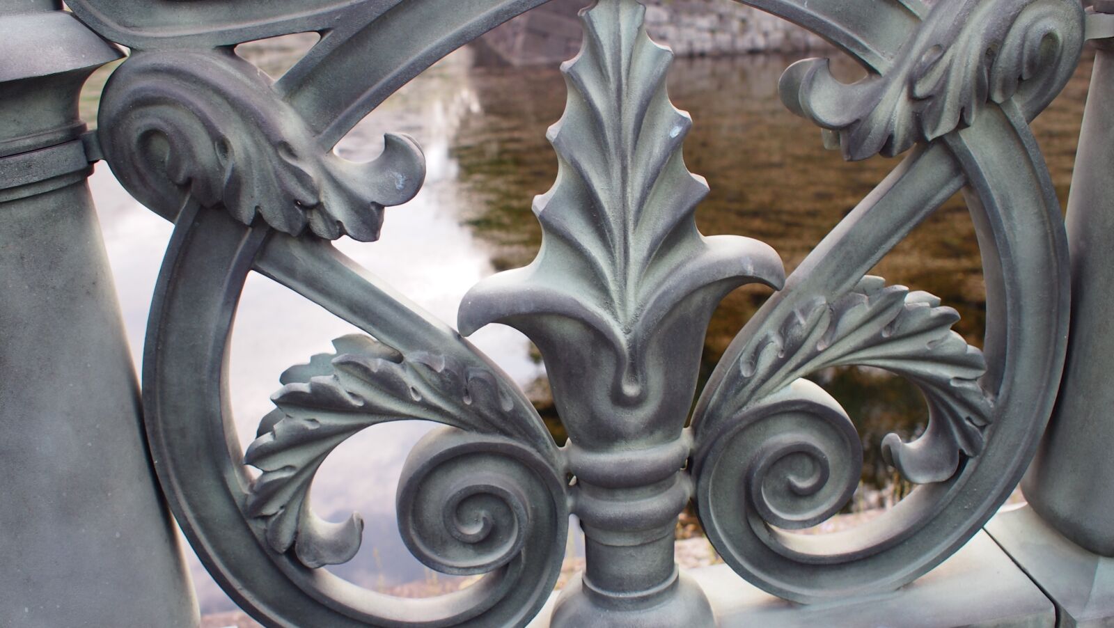 Olympus PEN E-PM1 sample photo. Coat of arms, emblem photography