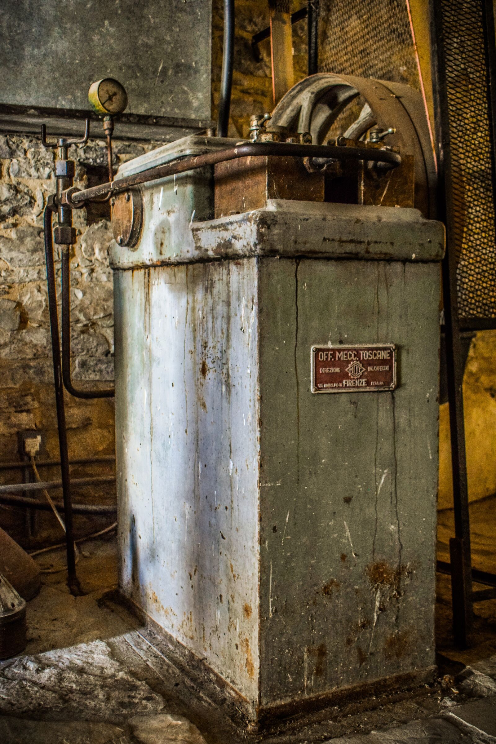 Nikon D3300 sample photo. Old machine, rusty, metal photography