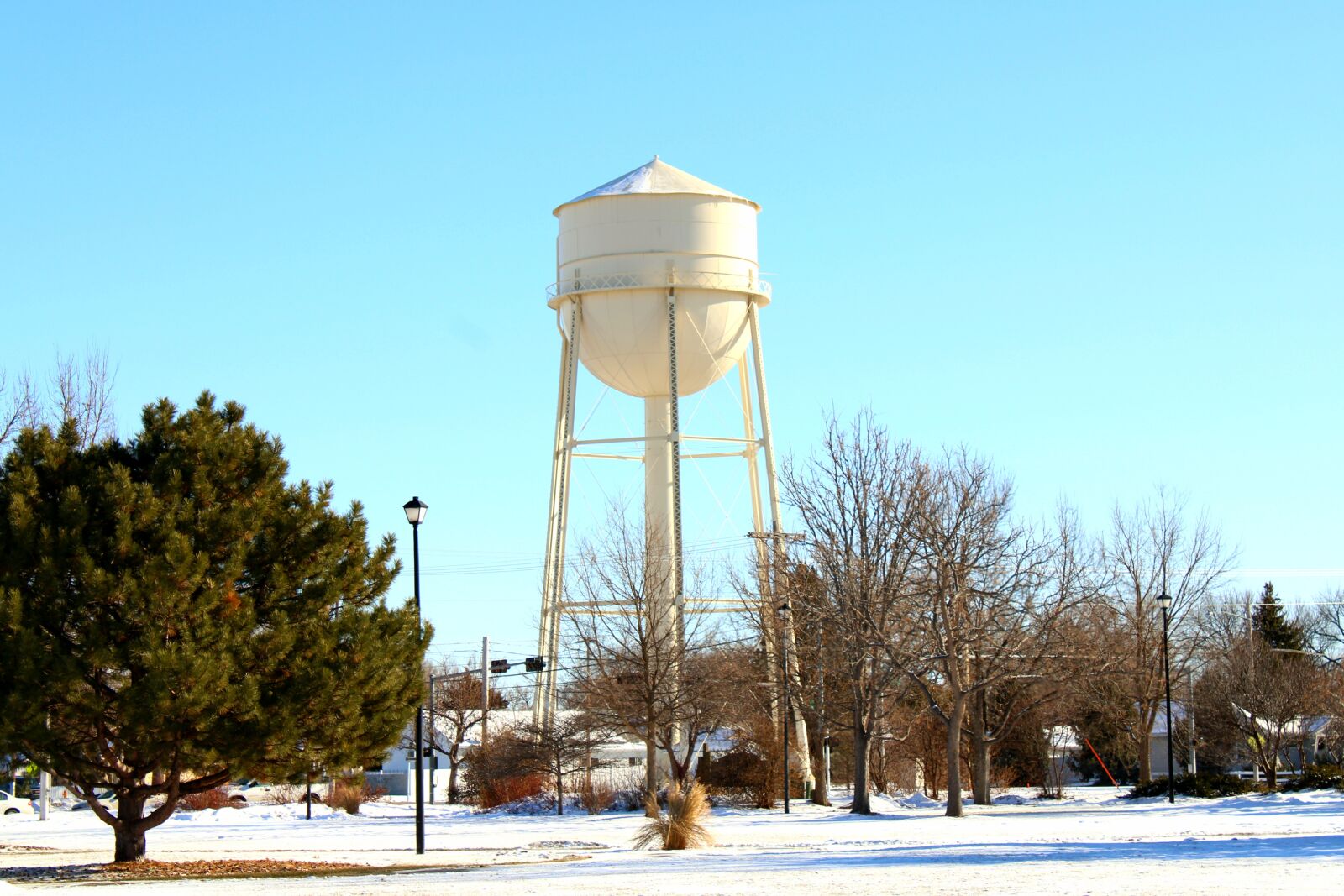 Canon EOS 2000D (EOS Rebel T7 / EOS Kiss X90 / EOS 1500D) sample photo. Watertower, city, day photography