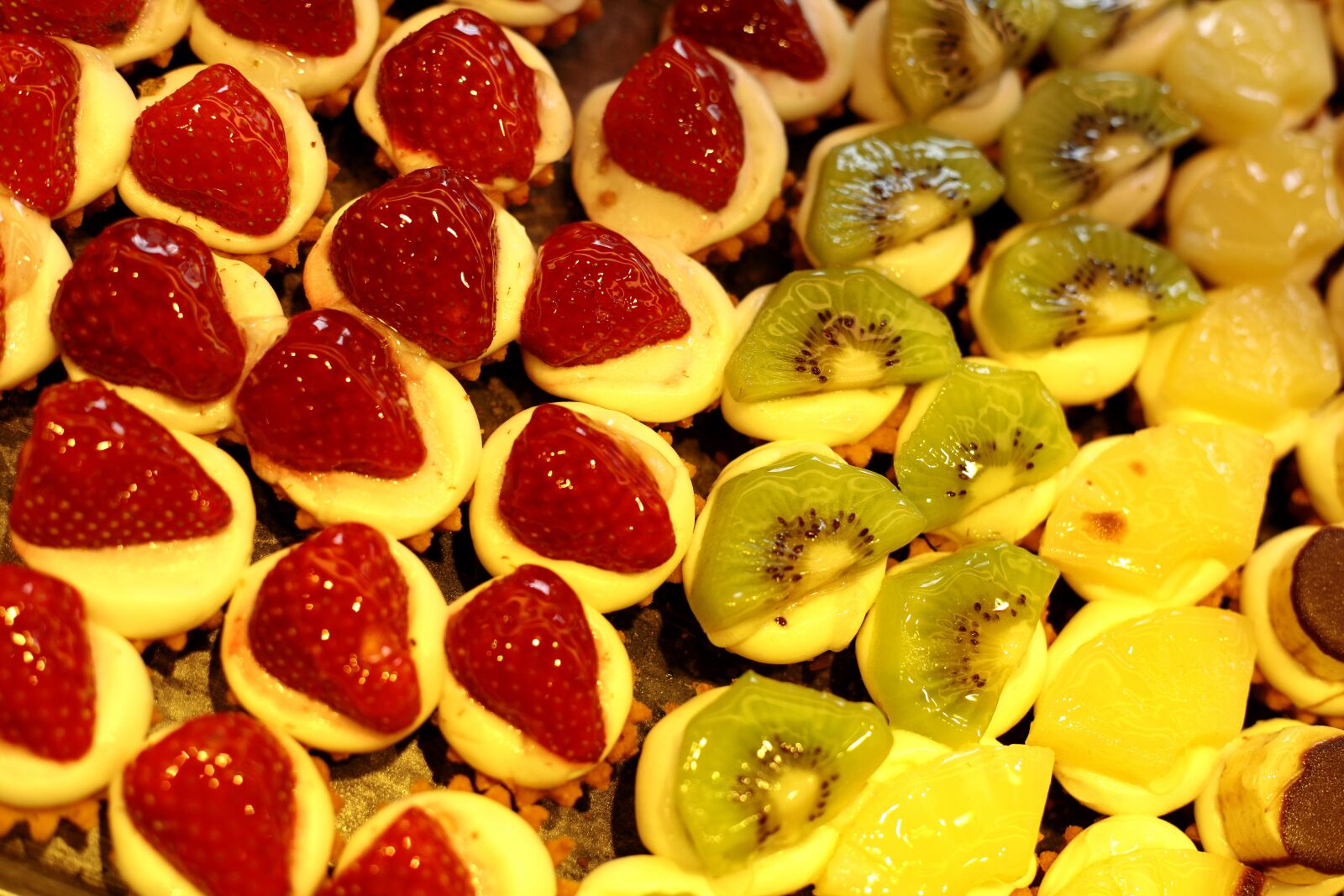 Canon EOS 5D Mark II sample photo. Cake, strawberry shortcake, kiwi photography