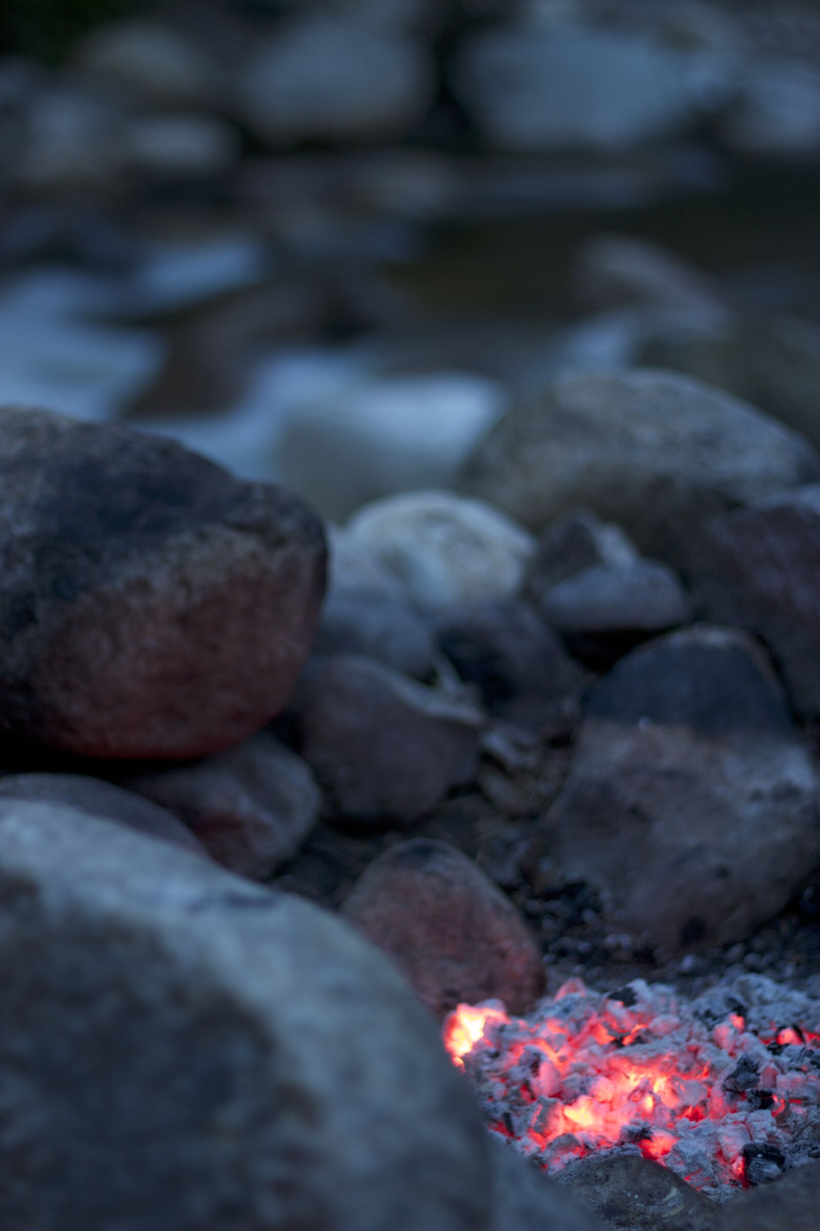 Canon EOS 550D (EOS Rebel T2i / EOS Kiss X4) sample photo. Fire, camping, coals, embers photography