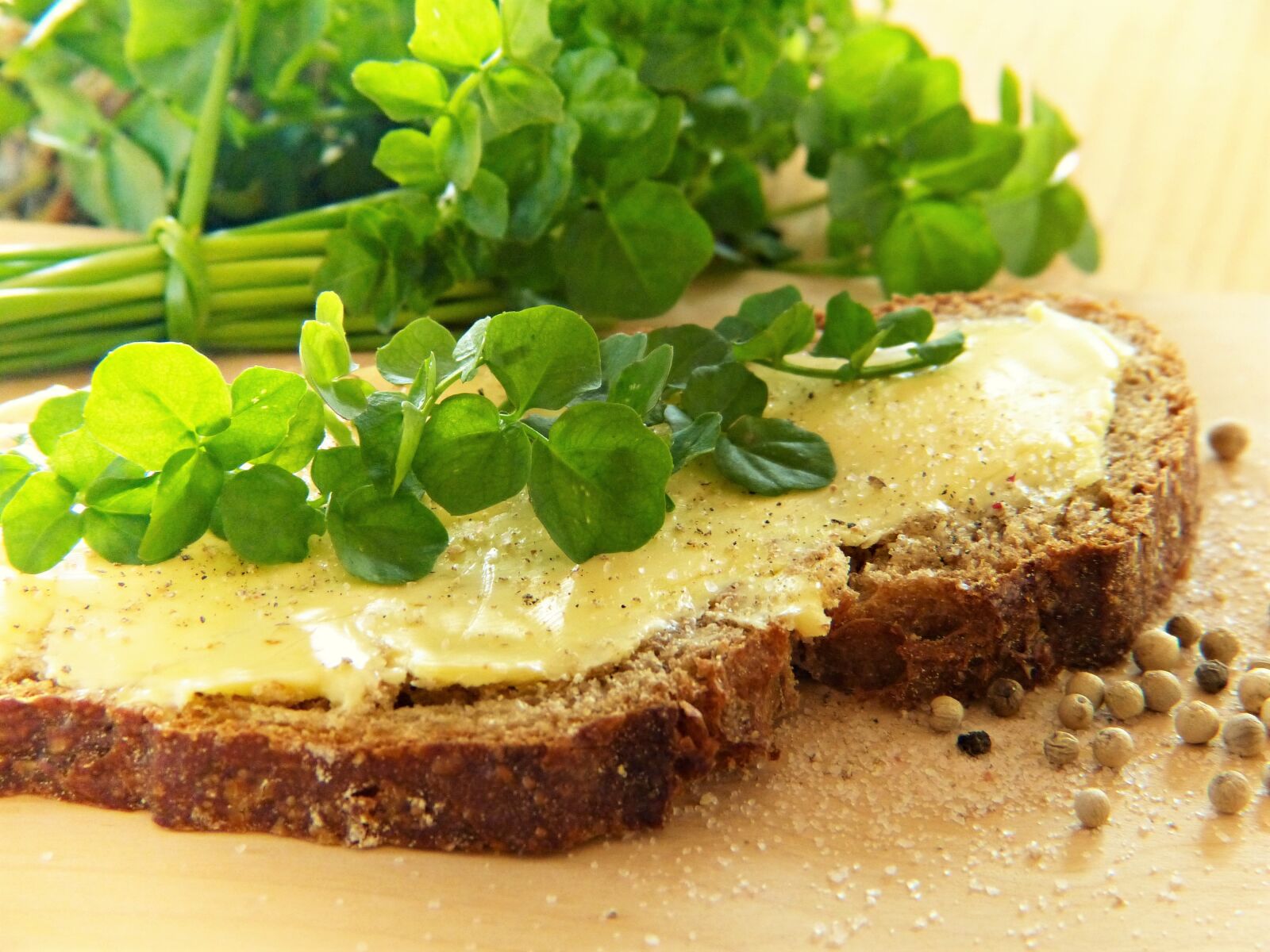 Panasonic Lumix DMC-FZ150 sample photo. Watercress, fresh, bread photography
