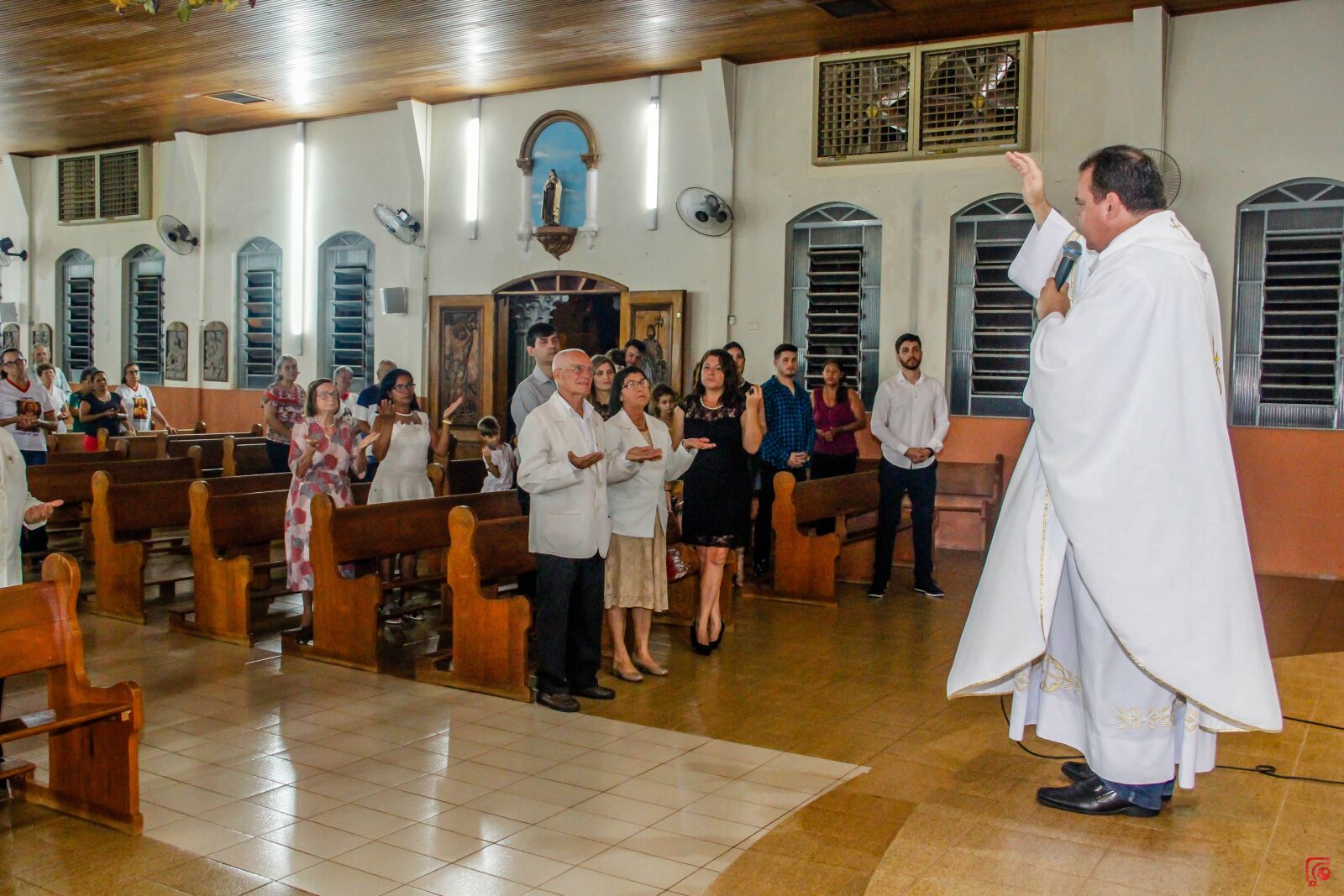 Canon EF-S 18-135mm F3.5-5.6 IS sample photo. Mass, party, church photography