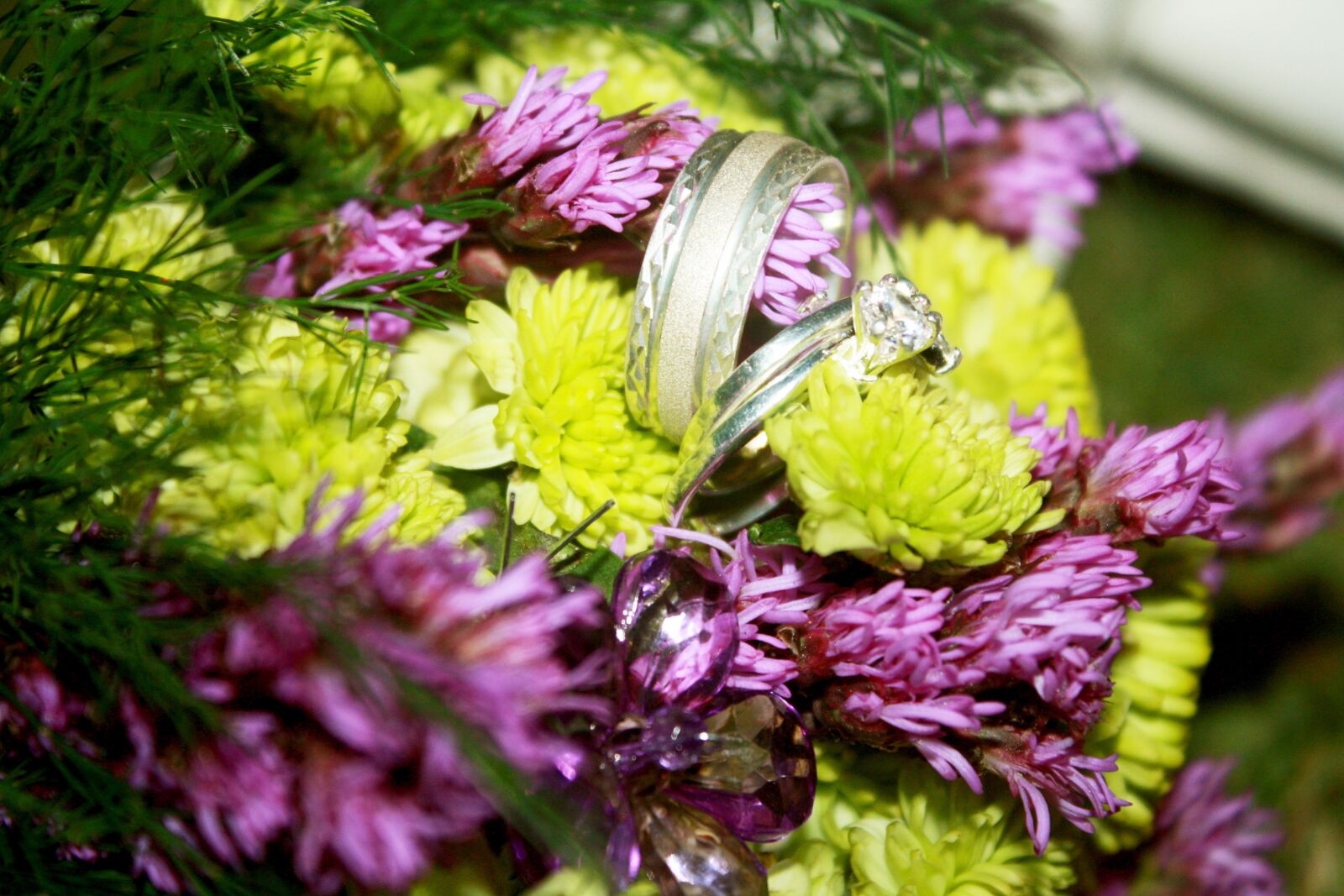 Canon EOS 1000D (EOS Digital Rebel XS / EOS Kiss F) sample photo. Rings, flowers, couples photography