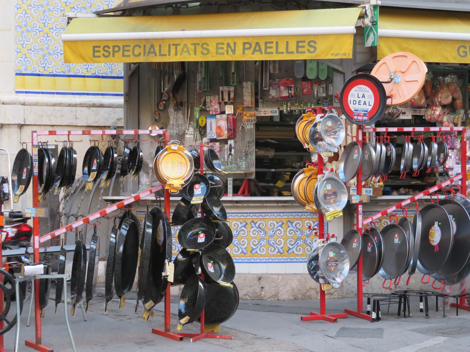 Canon PowerShot SX720 HS sample photo. Paella, pans, shop photography