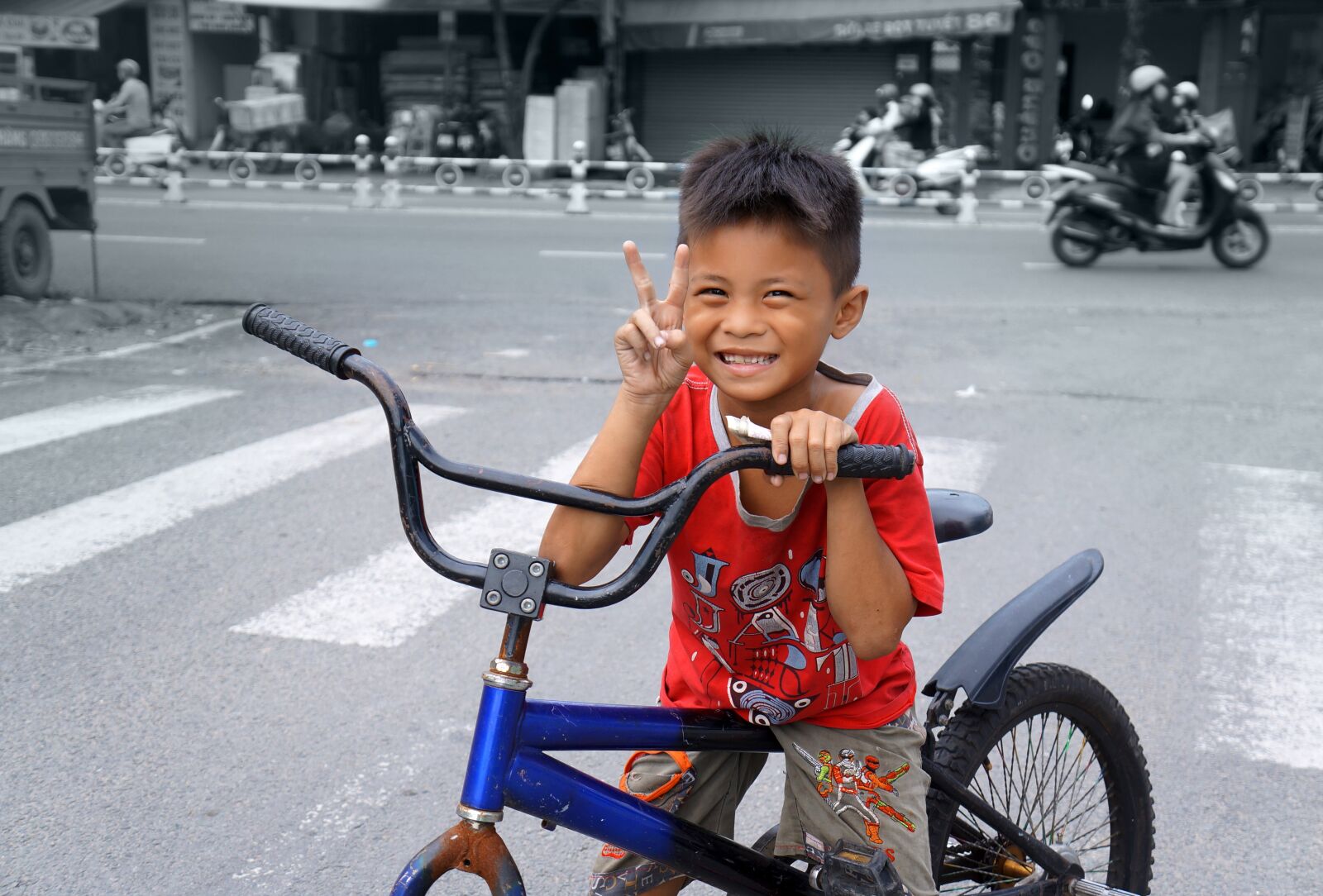 Sony Alpha NEX-F3 + Sony E 18-55mm F3.5-5.6 OSS sample photo. Kids, people, vietnam photography
