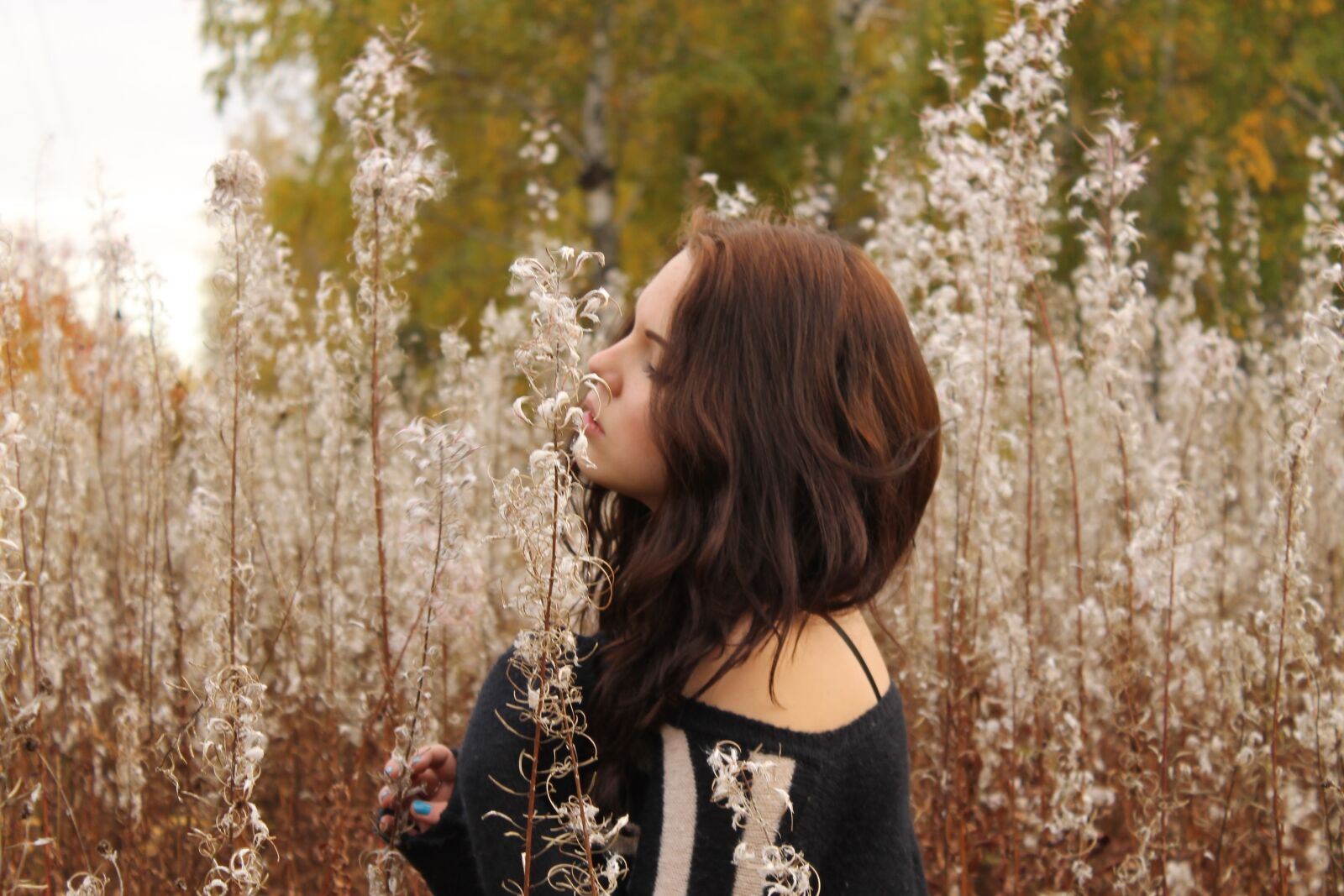 Canon EOS 1100D (EOS Rebel T3 / EOS Kiss X50) sample photo. Girl, grass, nature photography
