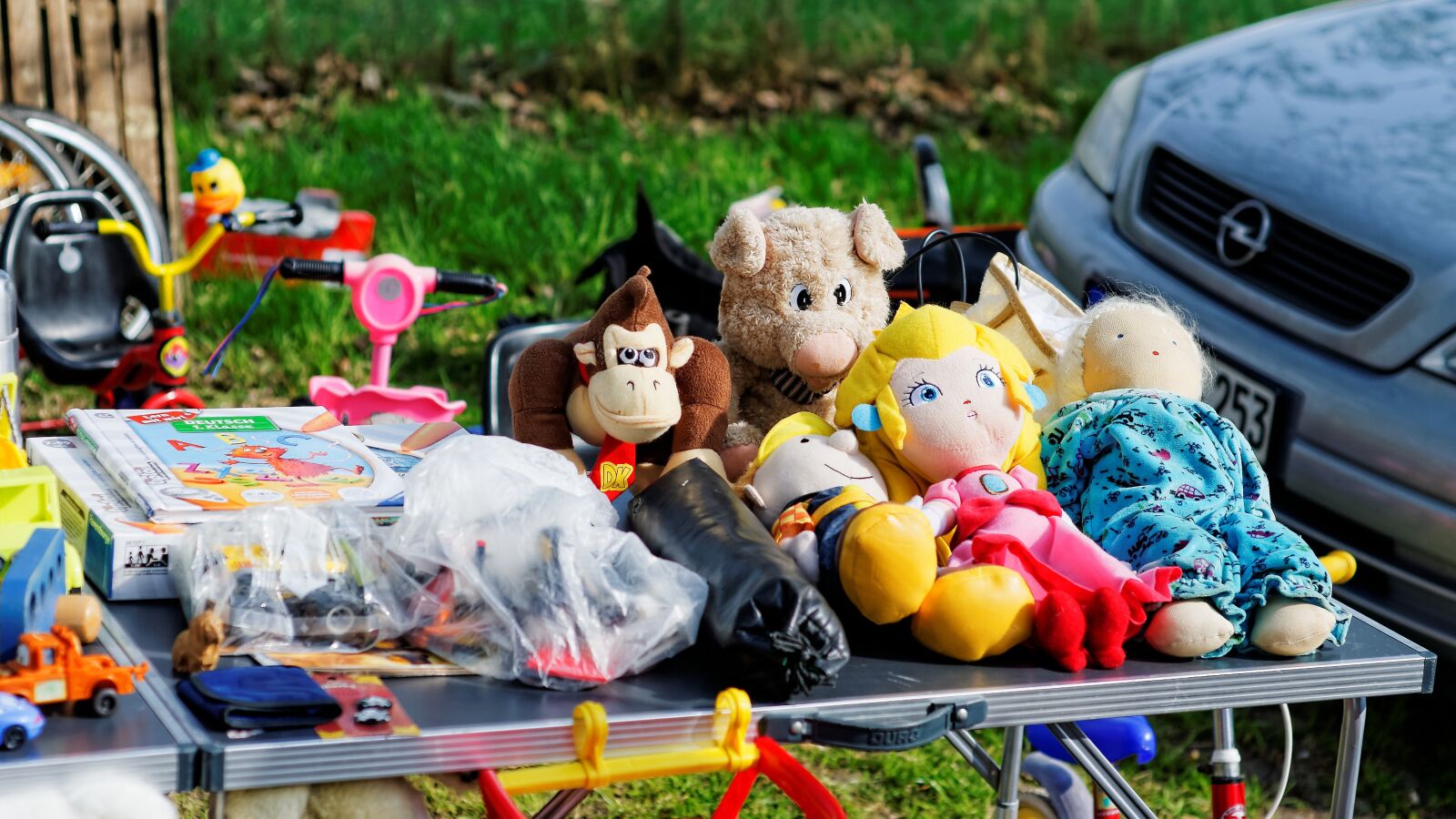 Nikon D300S sample photo. Flea market, box, clutter photography