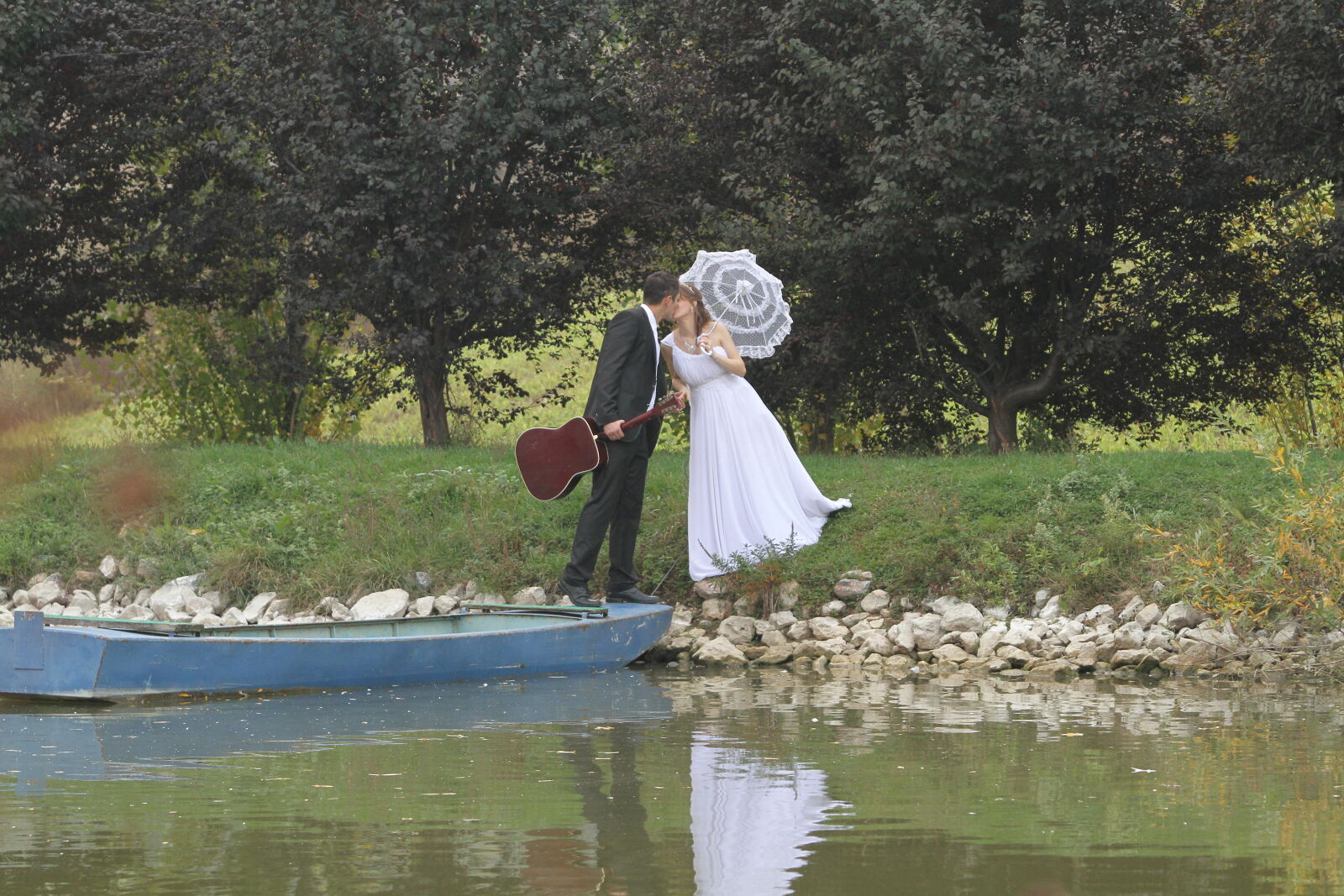 Canon EF 70-200mm F2.8L IS USM sample photo. Groom, guitarist, kiss, musician photography