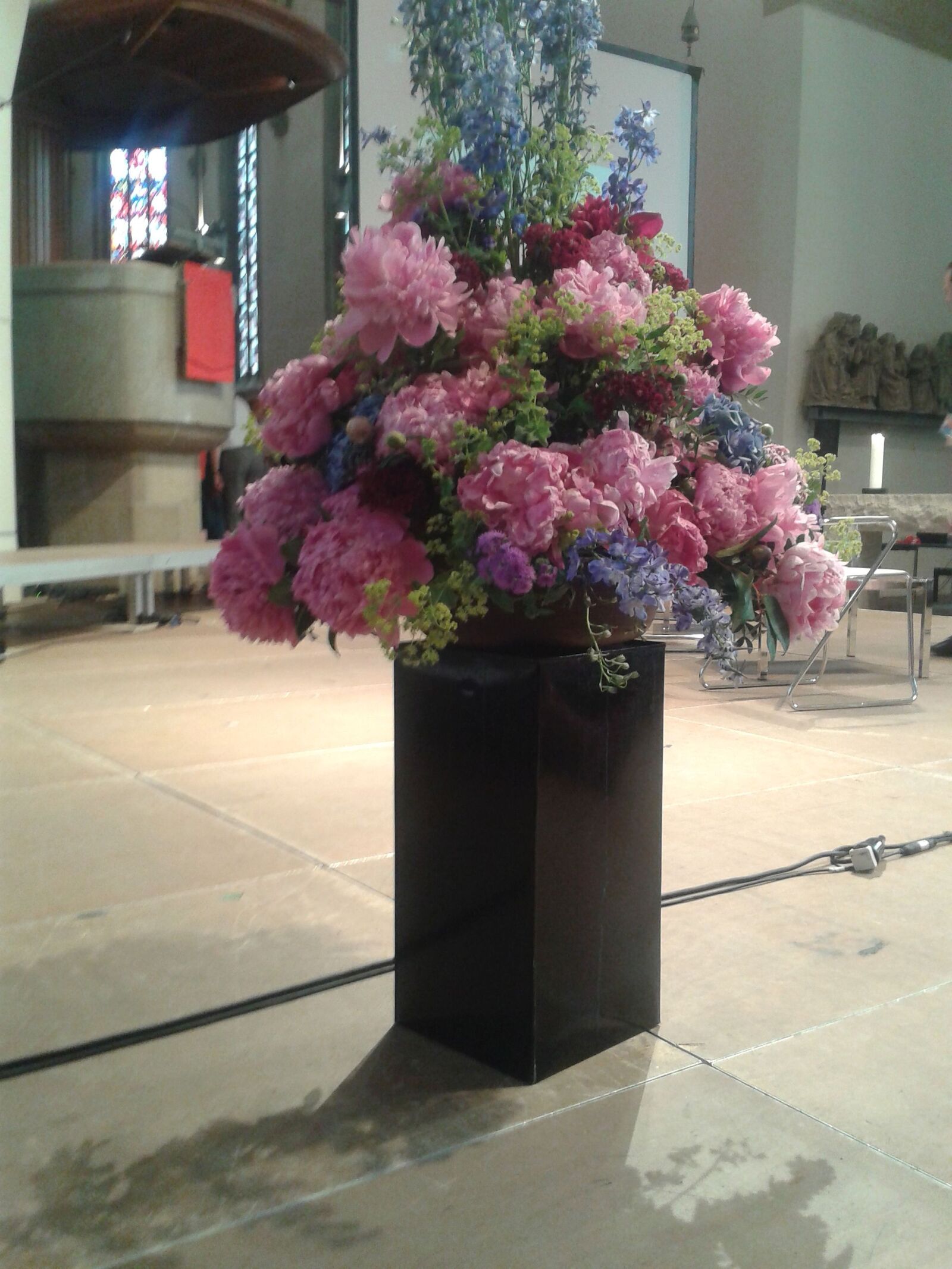 Samsung Galaxy S3 Mini sample photo. Flowers, church, religion photography