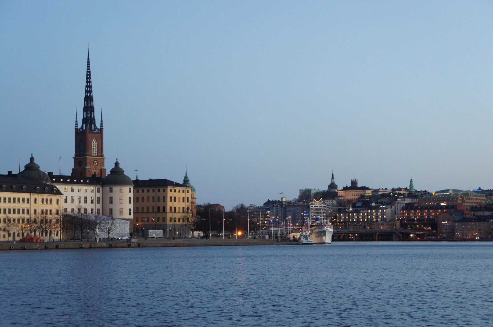 Sony Alpha NEX-C3 + Sony E 18-55mm F3.5-5.6 OSS sample photo. Stockholm, city, building photography