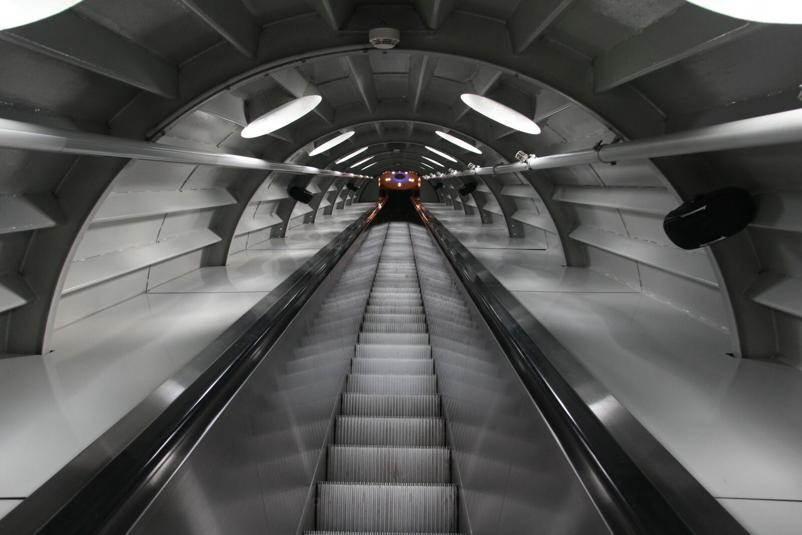 Canon EOS 600D (Rebel EOS T3i / EOS Kiss X5) sample photo. Escalator, atomium, brussels photography