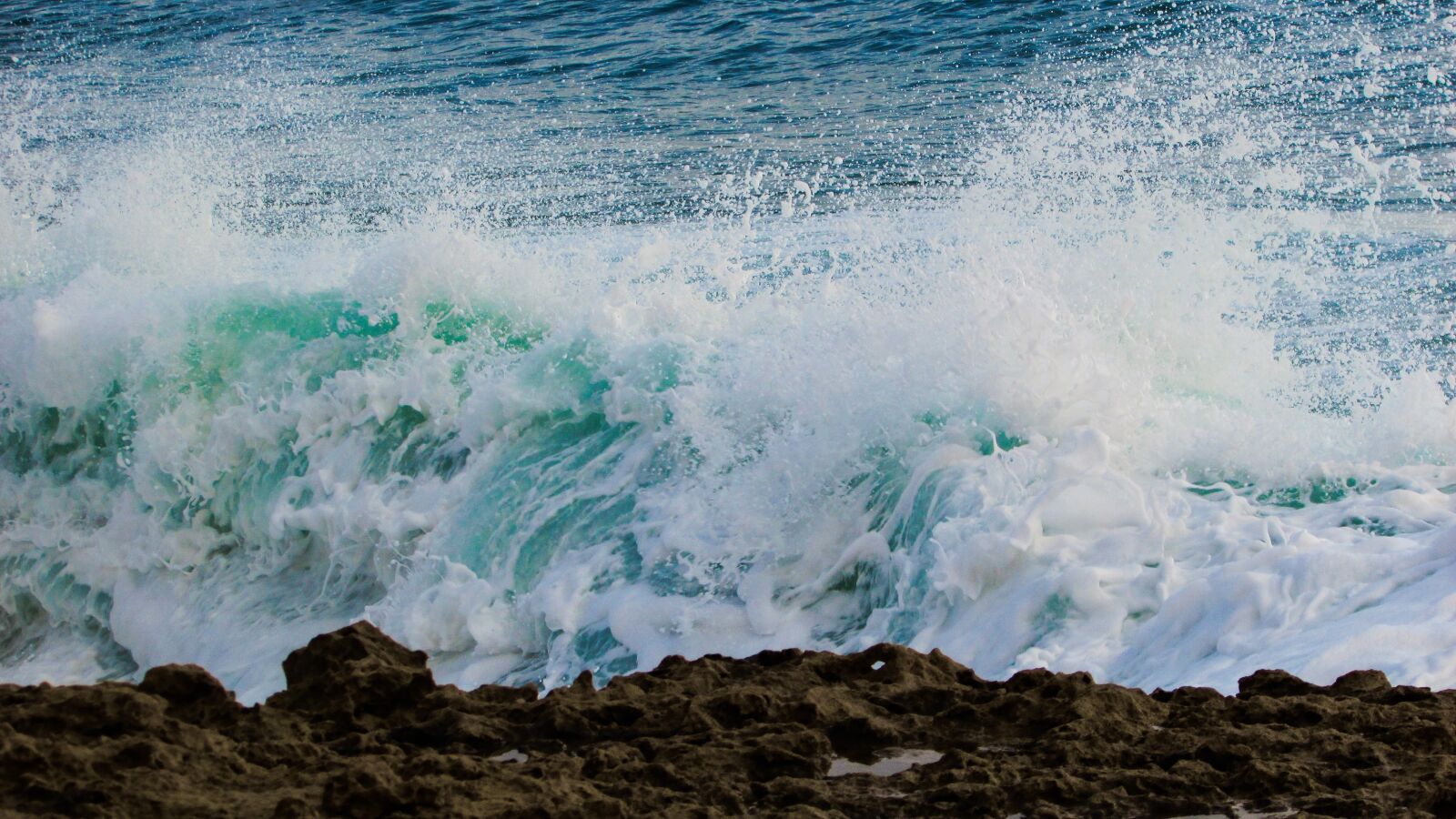 Canon PowerShot SX400 IS sample photo. Wave, smashing, rocky coast photography