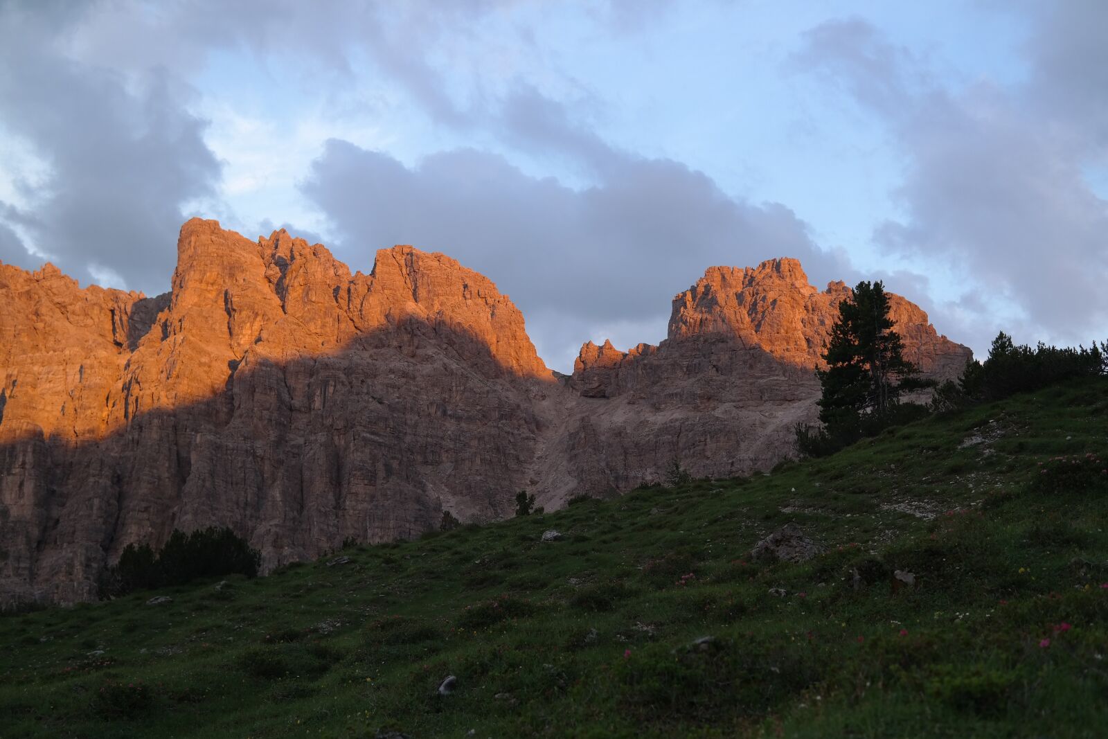 Samsung NX300 sample photo. Lynx heads, mountains, alpengl photography