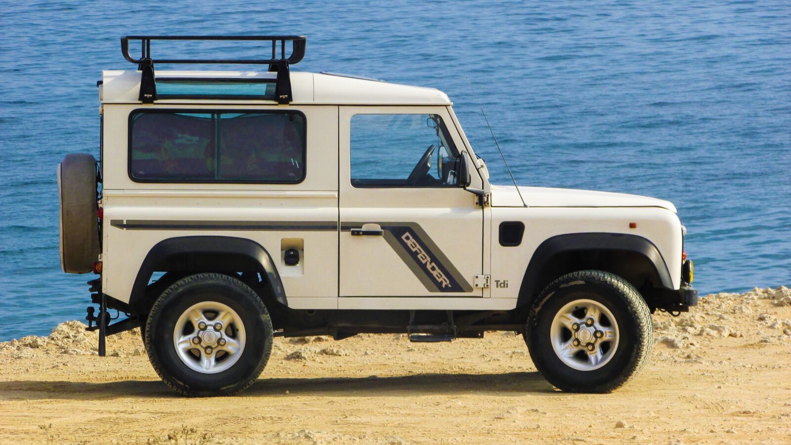Canon PowerShot SX400 IS sample photo. Land rover, defender, car photography