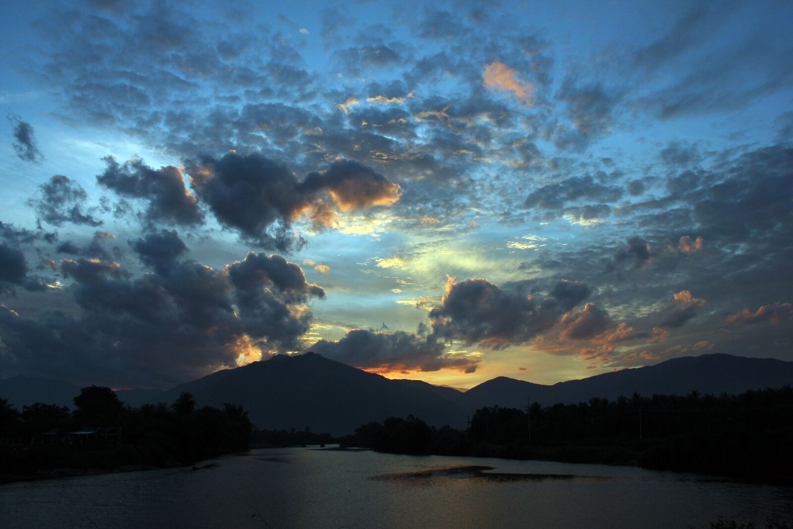 Canon EOS 550D (EOS Rebel T2i / EOS Kiss X4) sample photo. Mountain, sunset, sea photography