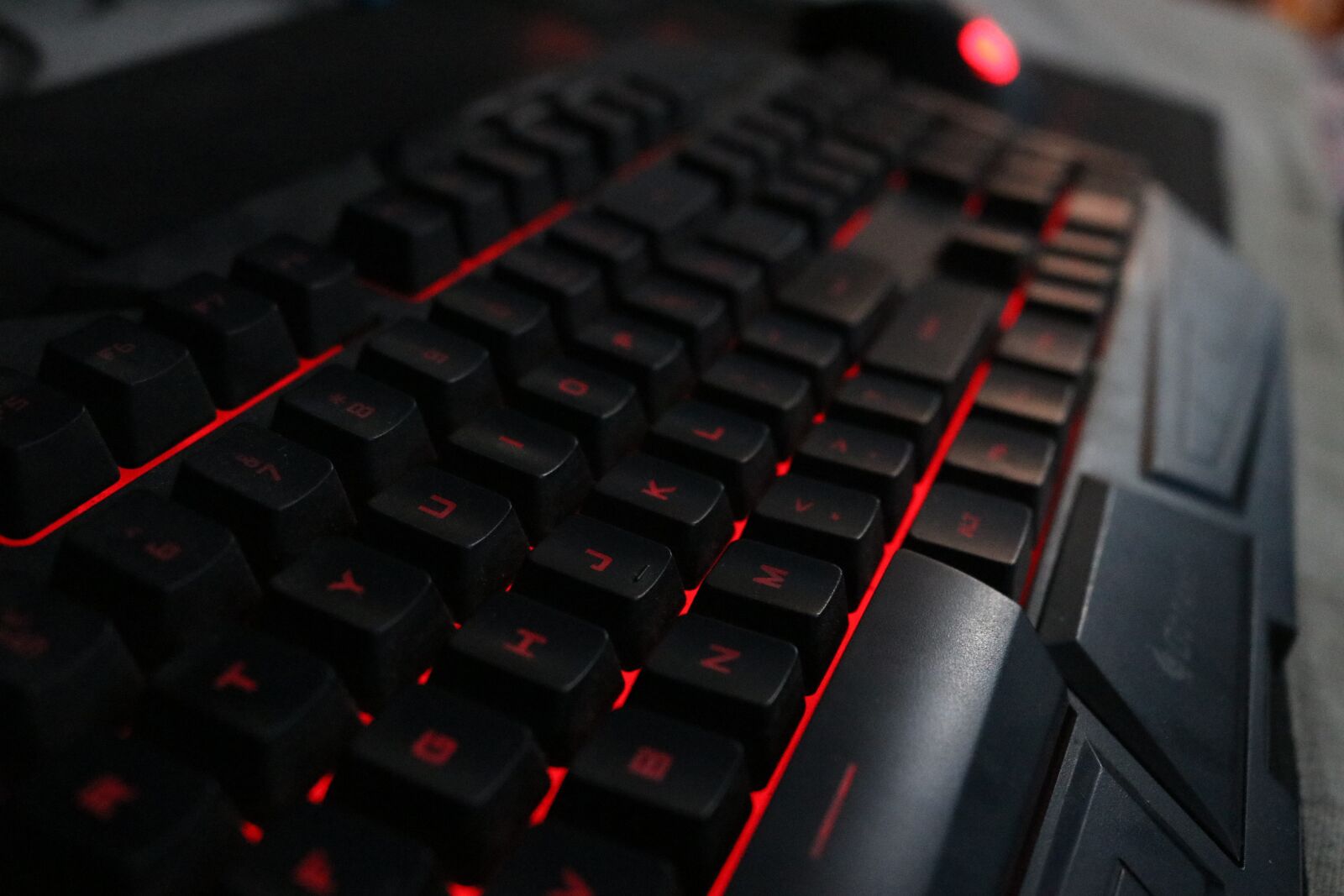 Canon EOS 80D sample photo. Keyboard, red, cooler master photography