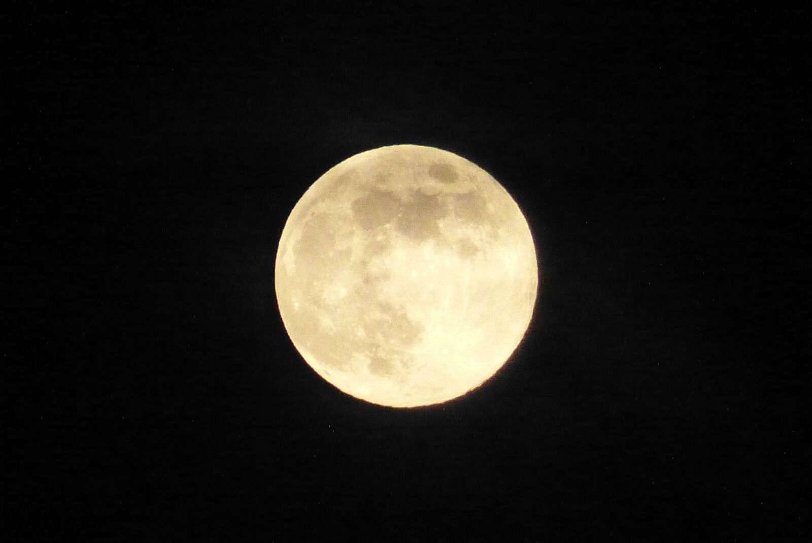 Panasonic Lumix DMC-FZ150 sample photo. Moon, black, gold photography