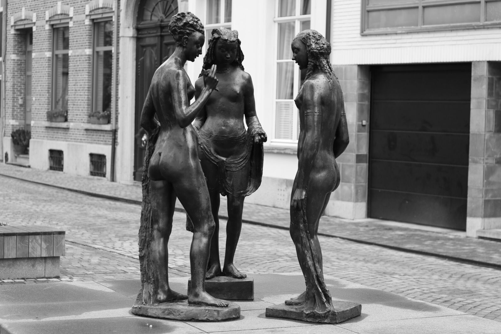 Canon EOS 750D (EOS Rebel T6i / EOS Kiss X8i) sample photo. Statue, social, public speaking photography
