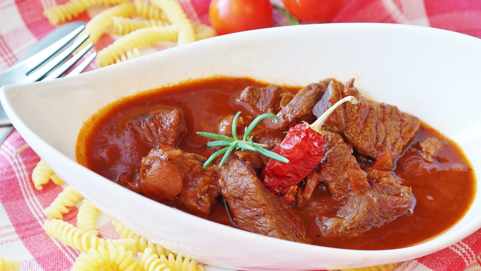 Samsung NX20 sample photo. Goulash, meat, beef photography